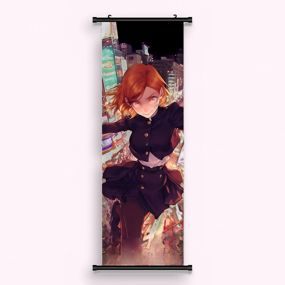 Kakémono Jujutsu Kaisen Nobara Kugisaki courant dans les néons de Shibuya, vu de face : toile imprimée tendue entre ses deux baguettes de bois, cordon de suspension fourni