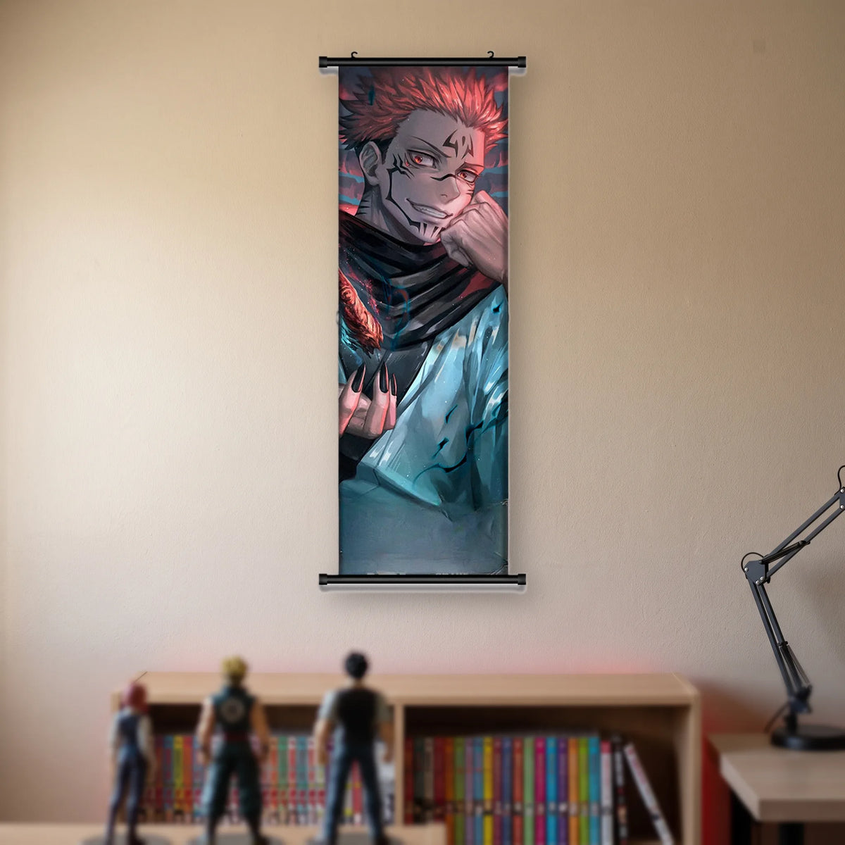 Kakémono Jujutsu Kaisen Sukuna en gros plan, griffes noires et marques rouges, suspendu au mur beige d'une chambre au-dessus d'une étagère de tomes de manga et de figurines