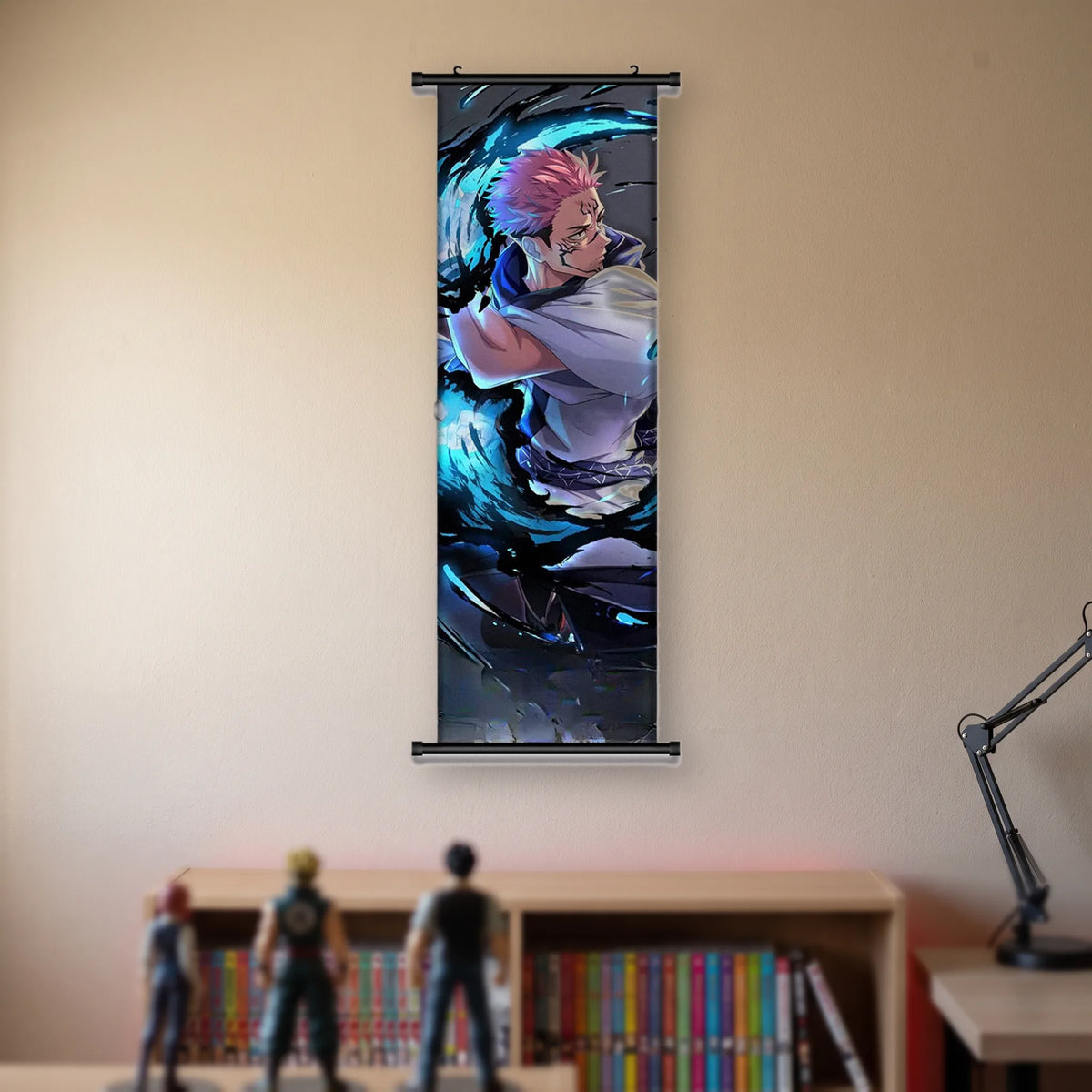 Kakémono Jujutsu Kaisen Sukuna emporté par une vague bleue, suspendu au mur beige d'une chambre au-dessus d'une étagère de tomes de manga et de figurines