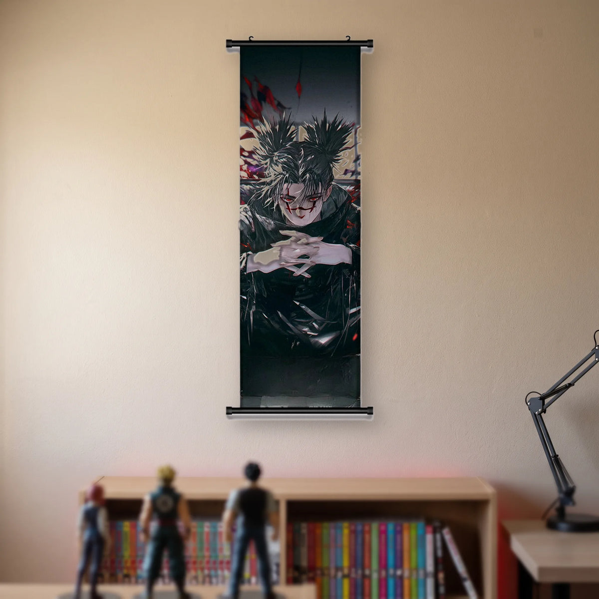 Kakémono Jujutsu Kaisen Sukuna les mains croisées, entouré de noir et de rouge, suspendu au mur beige d'une chambre au-dessus d'une étagère de tomes de manga et de figurines