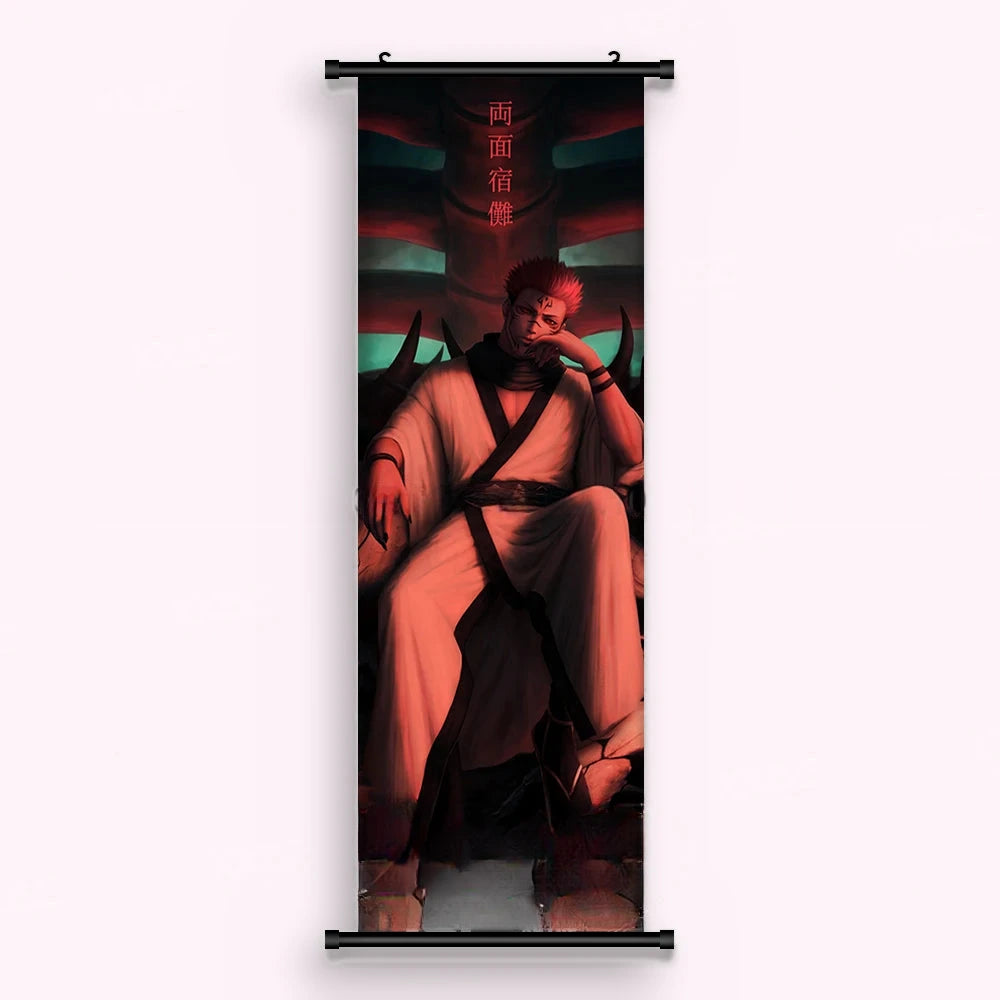 Kakémono Jujutsu Kaisen Sukuna assis en robe rouge devant un mur gravé, vu de face : toile imprimée tendue entre ses deux baguettes de bois, cordon de suspension fourni