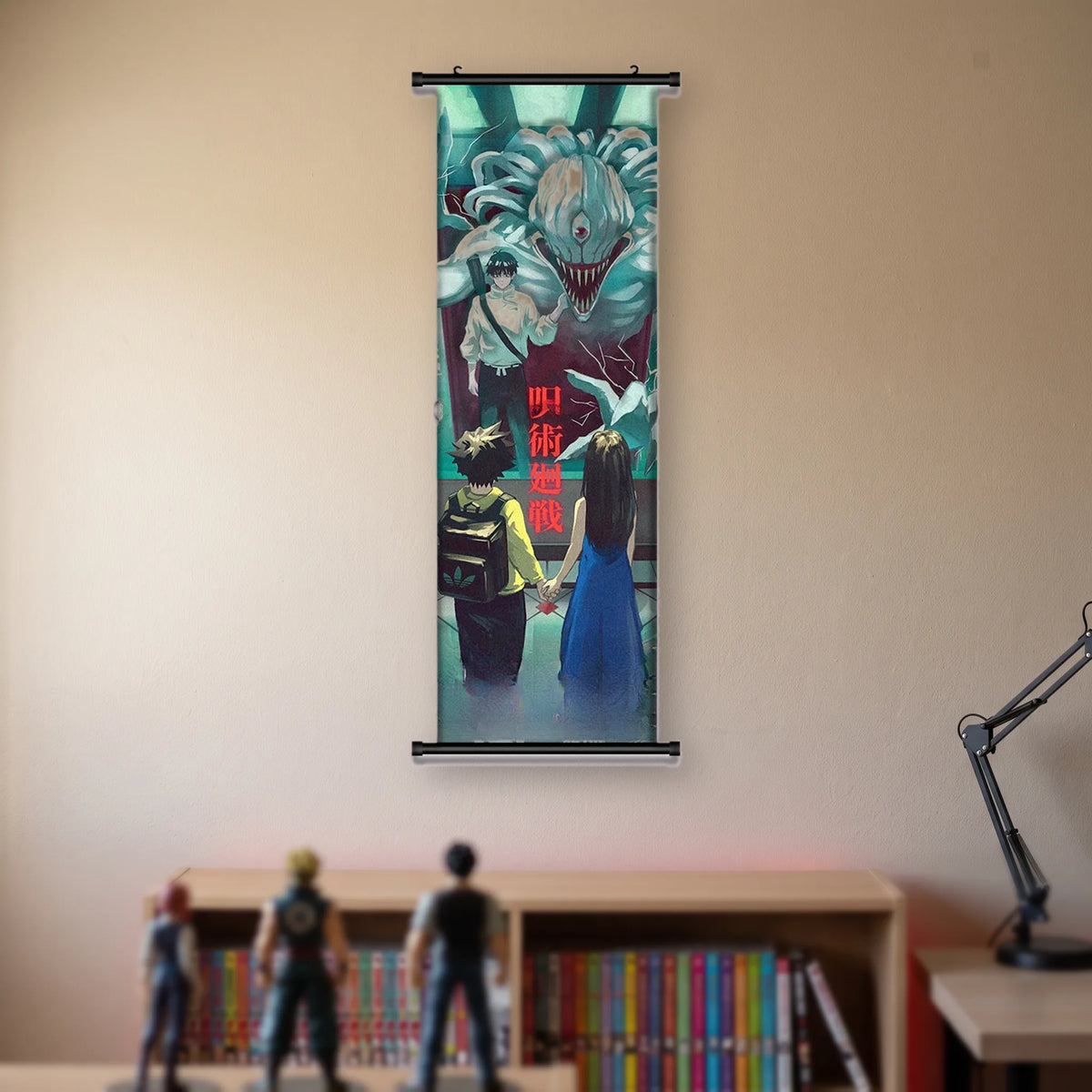 Kakémono Jujutsu Kaisen deux enfants main dans la main sous une grande créature blanche, suspendu au mur beige d'une chambre au-dessus d'une étagère de tomes de manga et de figurines