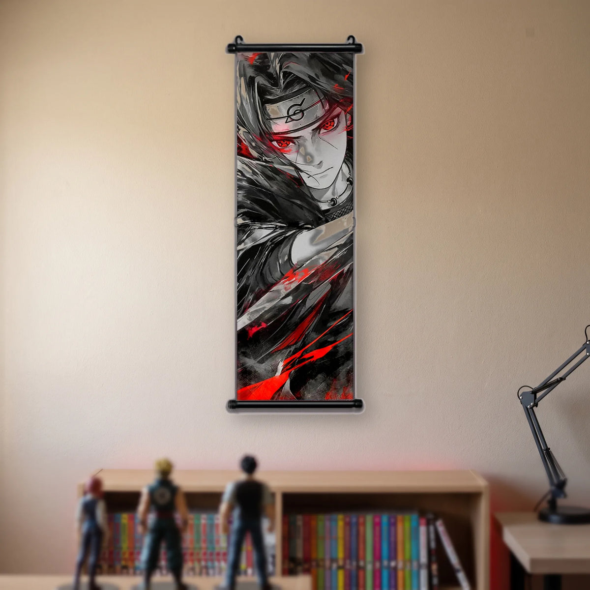 Kakémono Naruto, Itachi le bandeau rayé, regard écarlate et éclats rouges, suspendu au mur beige d'une chambre au-dessus d'une étagère de tomes de manga