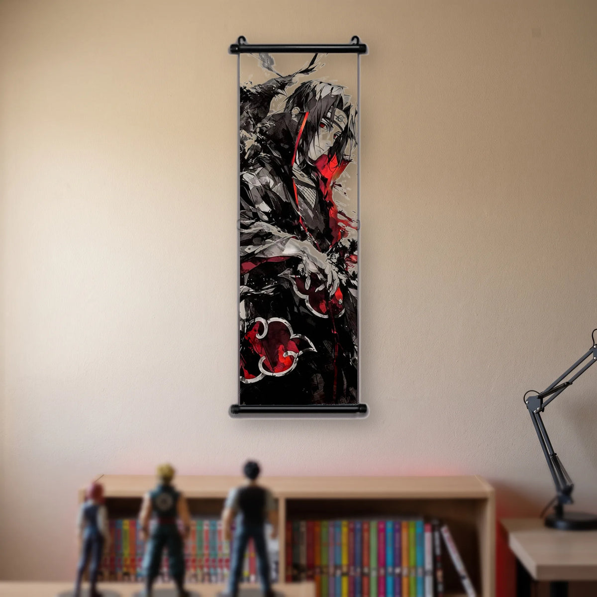 Kakémono Naruto, Itachi en manteau à nuages rouges, regard écarlate, suspendu au mur beige d'une chambre au-dessus d'une étagère de tomes de manga