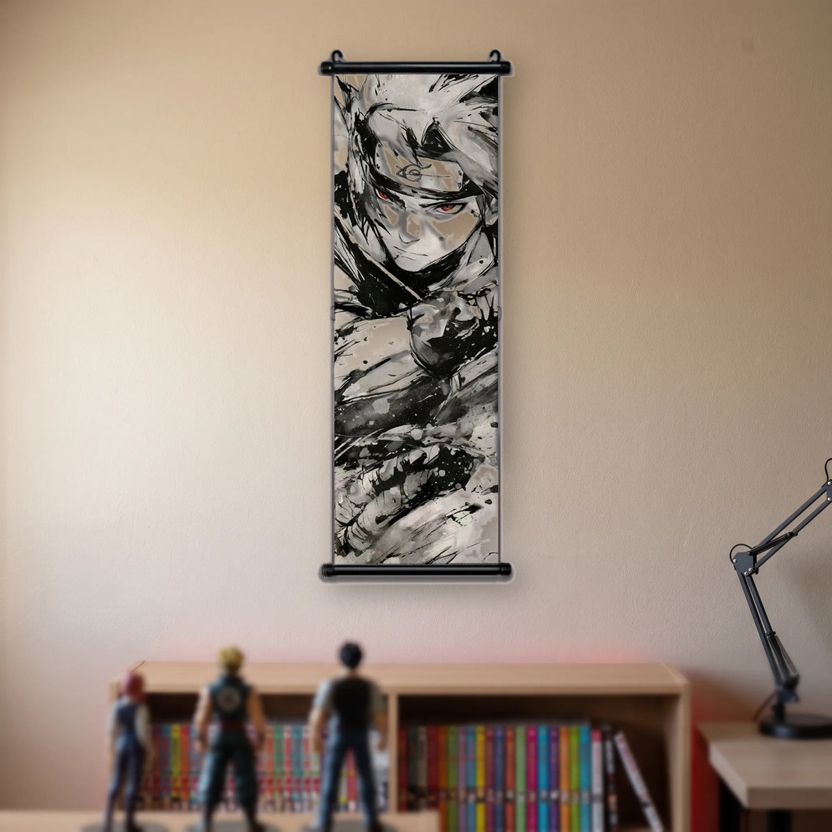 Kakémono Naruto, Kakashi le bandeau relevé, les deux yeux découverts, suspendu au mur beige d'une chambre au-dessus d'une étagère de tomes de manga