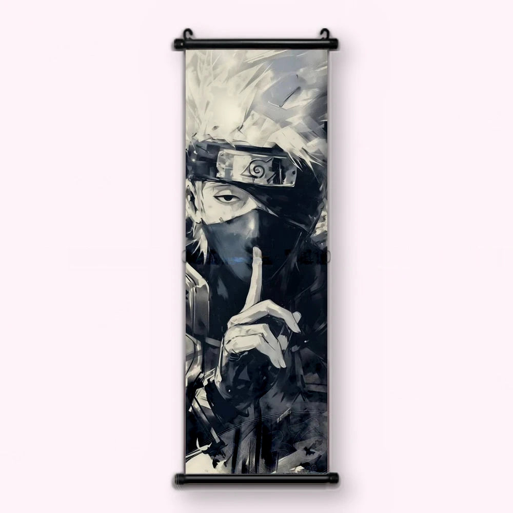 Kakémono Naruto, Kakashi le doigt sur les lèvres, bandeau abaissé sur un œil, vu de face : toile tendue entre ses deux baguettes de bois, cordon de suspension fourni
