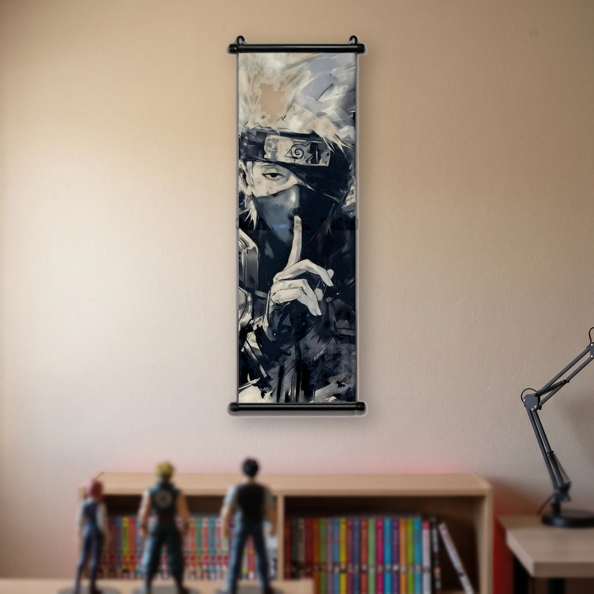 Kakémono Naruto, Kakashi le doigt sur les lèvres, bandeau abaissé sur un œil, suspendu au mur beige d'une chambre au-dessus d'une étagère de tomes de manga