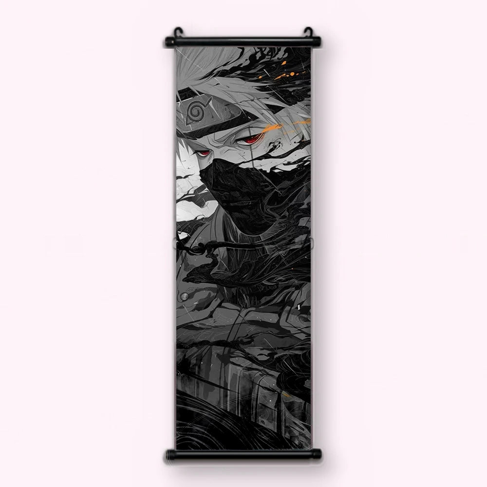 Kakémono Naruto, Kakashi dans l'ombre, un œil rouge visible sous le bandeau relevé, vu de face : toile tendue entre ses deux baguettes de bois, cordon de suspension fourni