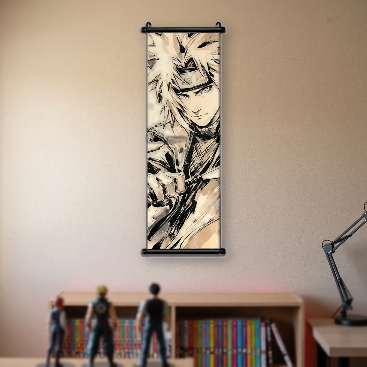 Kakémono Naruto, Naruto de trois quarts, bandeau de Konoha, sur fond crème, suspendu au mur beige d'une chambre au-dessus d'une étagère de tomes de manga