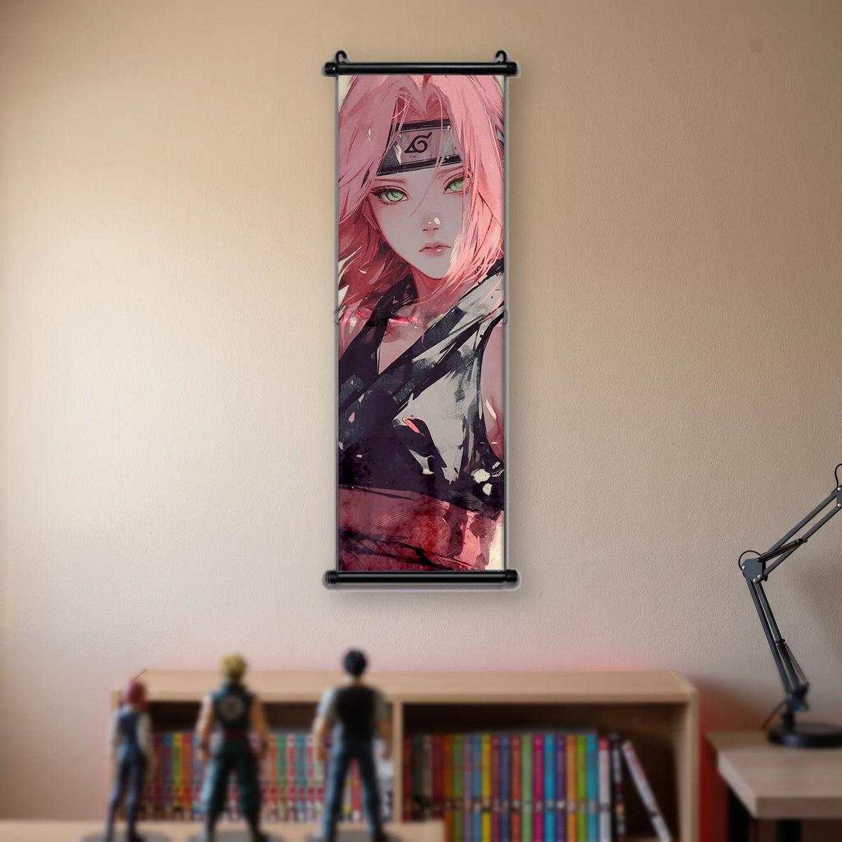 Kakémono Naruto, Sakura en gros plan, cheveux roses et yeux verts, suspendu au mur beige d'une chambre au-dessus d'une étagère de tomes de manga