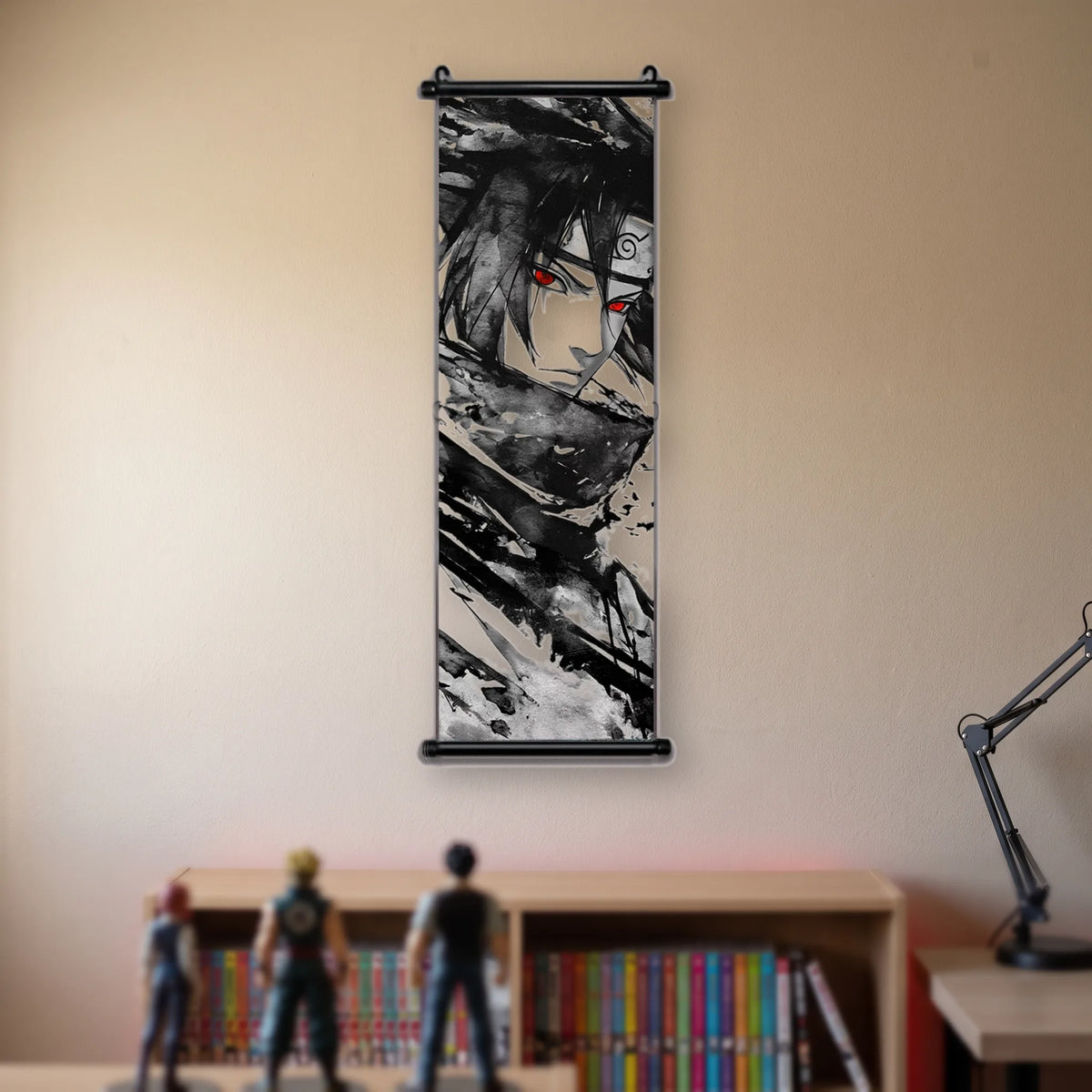 Kakémono Naruto, Sasuke en lavis noir, l'œil rouge seul point coloré, suspendu au mur beige d'une chambre au-dessus d'une étagère de tomes de manga