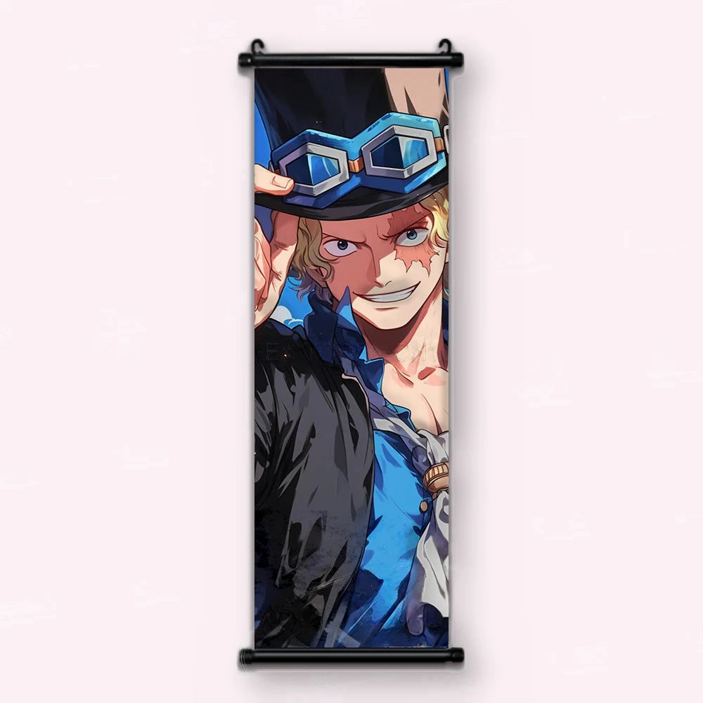 homme blond souriant, haut-de-forme noir à lunettes bleues, cicatrice à l'œil gauche, kakémono vu de face