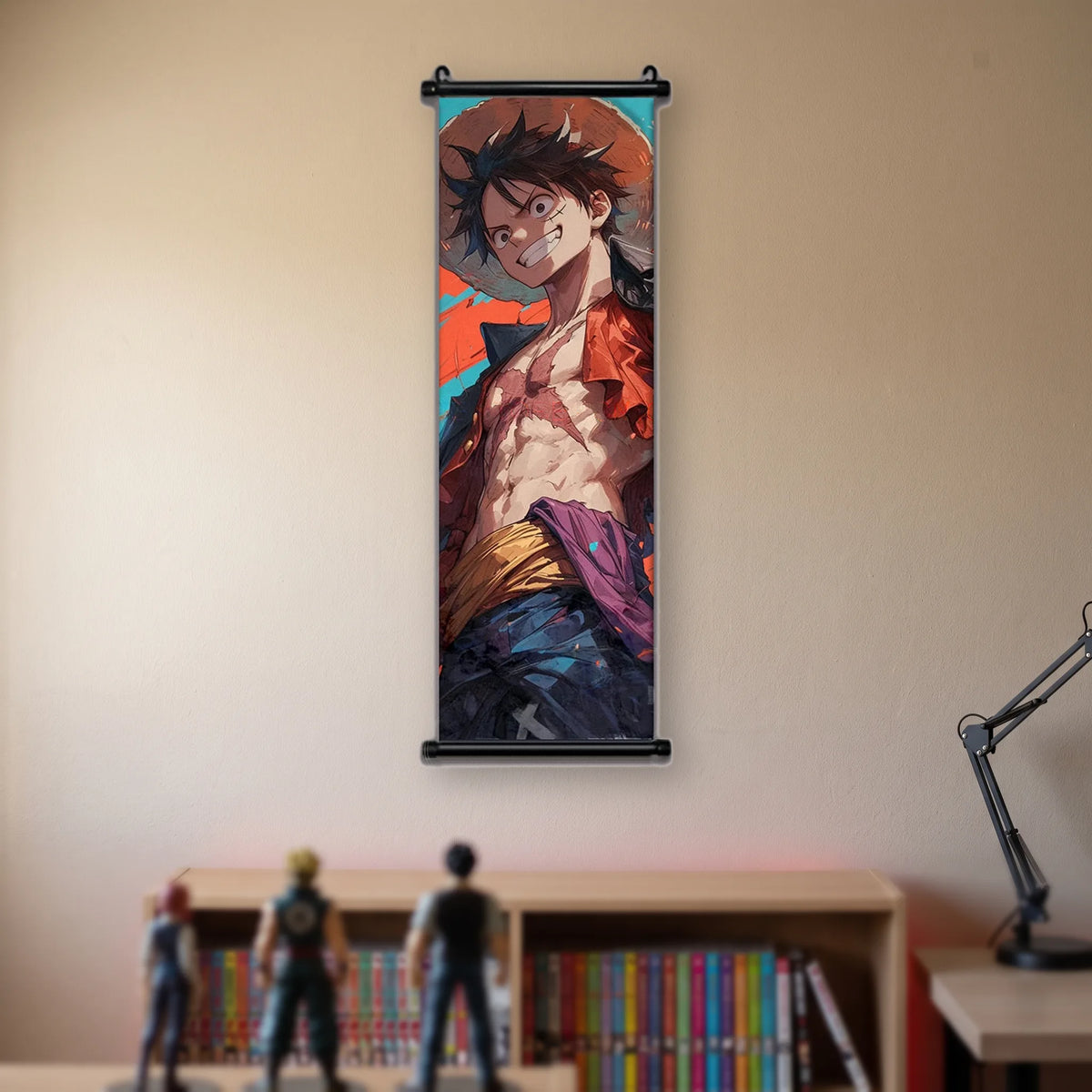 Luffy riant, chapeau de paille sur la tête, chemise rouge ouverte, kakémono suspendu dans une chambre