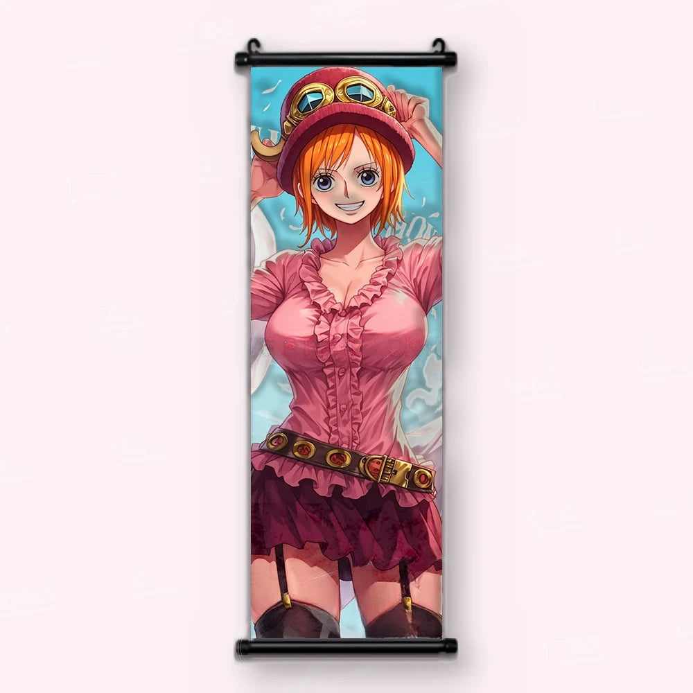 Nami souriante, chapeau melon rose à lunettes dorées, chemisier à volants, jupe bordeaux, kakémono vu de face