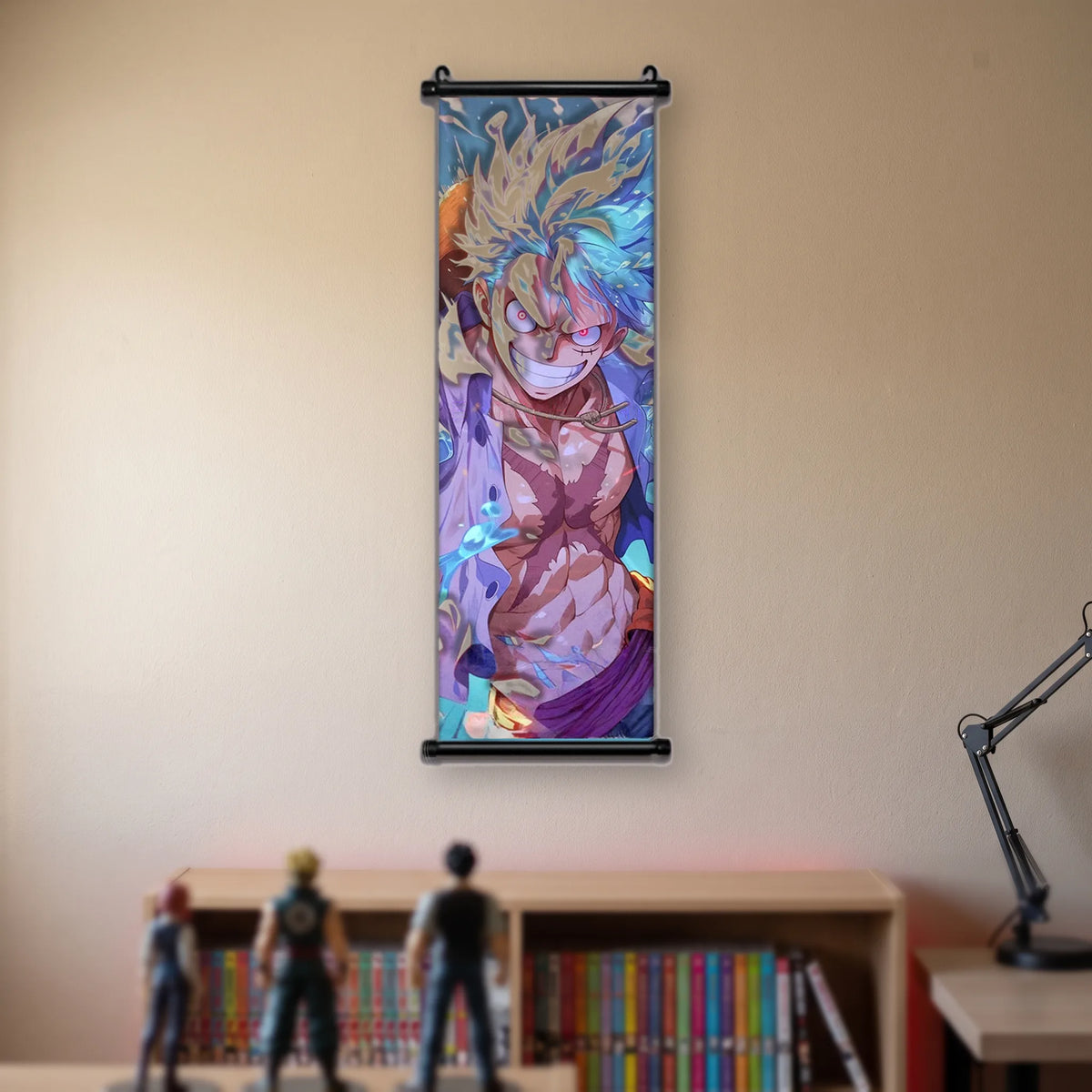 Luffy riant, cheveux blancs et turquoise, torse nu, corde en travers des clavicules, kakémono suspendu dans une chambre