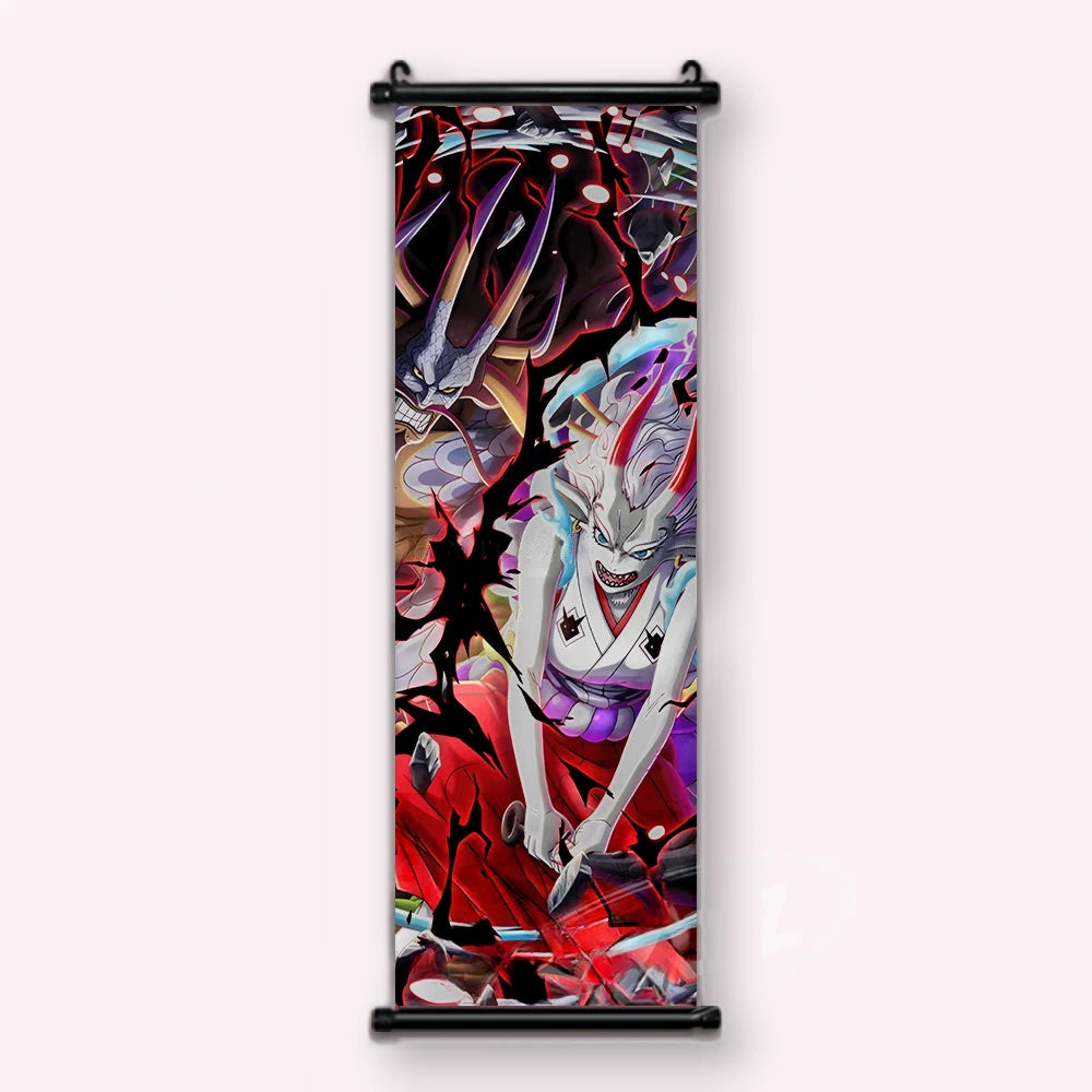 Yamato en kimono blanc à losanges noirs, tête de dragon sombre, moitié basse rouge, kakémono vu de face