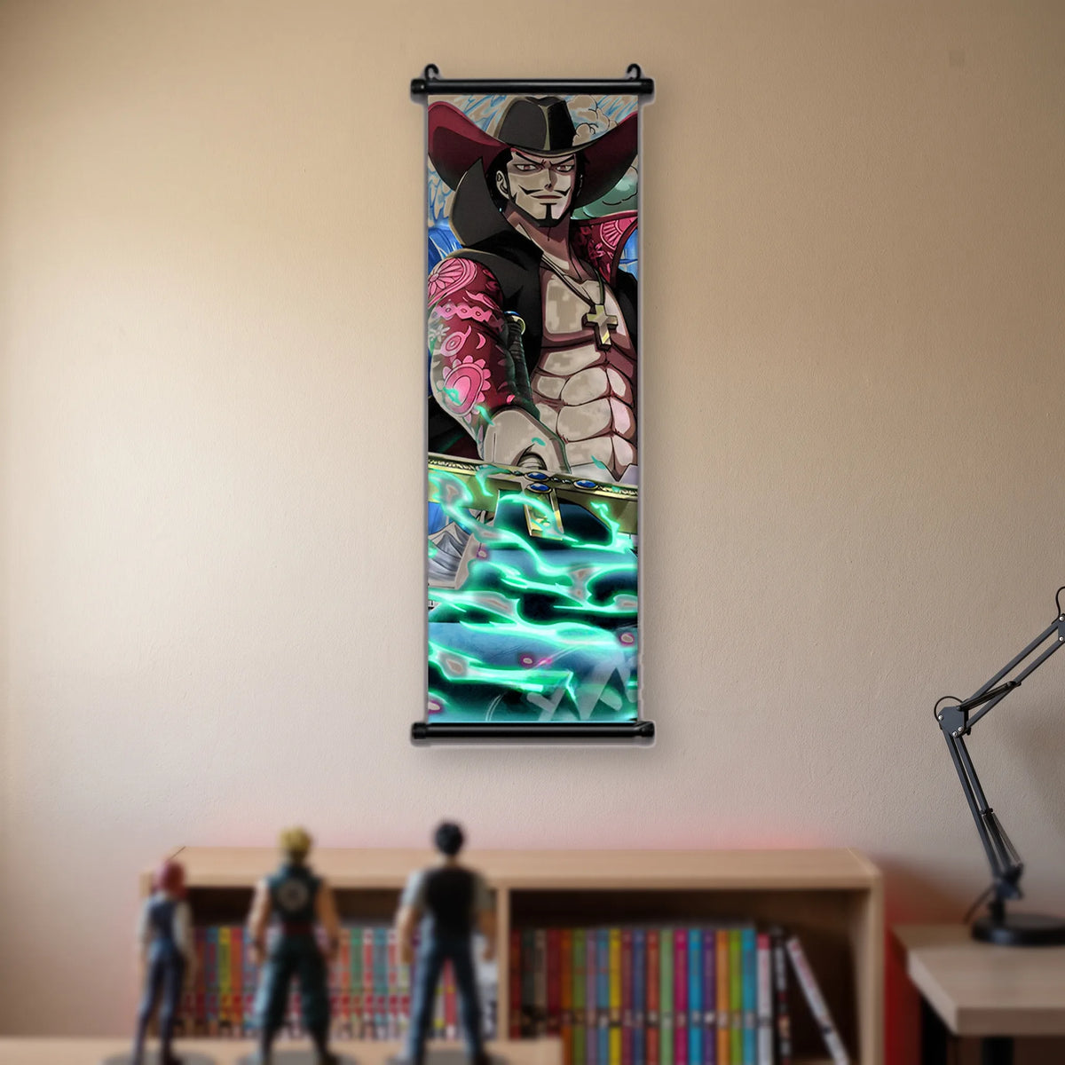 Mihawk au grand chapeau noir, croix dorée, lame horizontale et énergie verte, kakémono suspendu dans une chambre