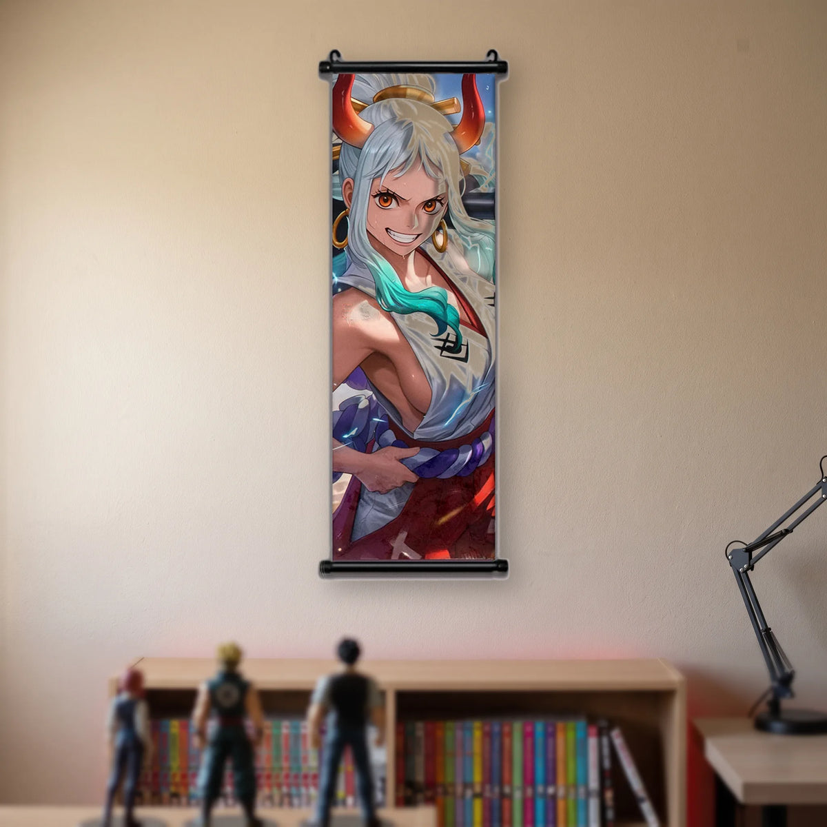 Yamato souriant, cornes rouges, kimono blanc ouvert, grosse corde tressée violette, kakémono suspendu dans une chambre