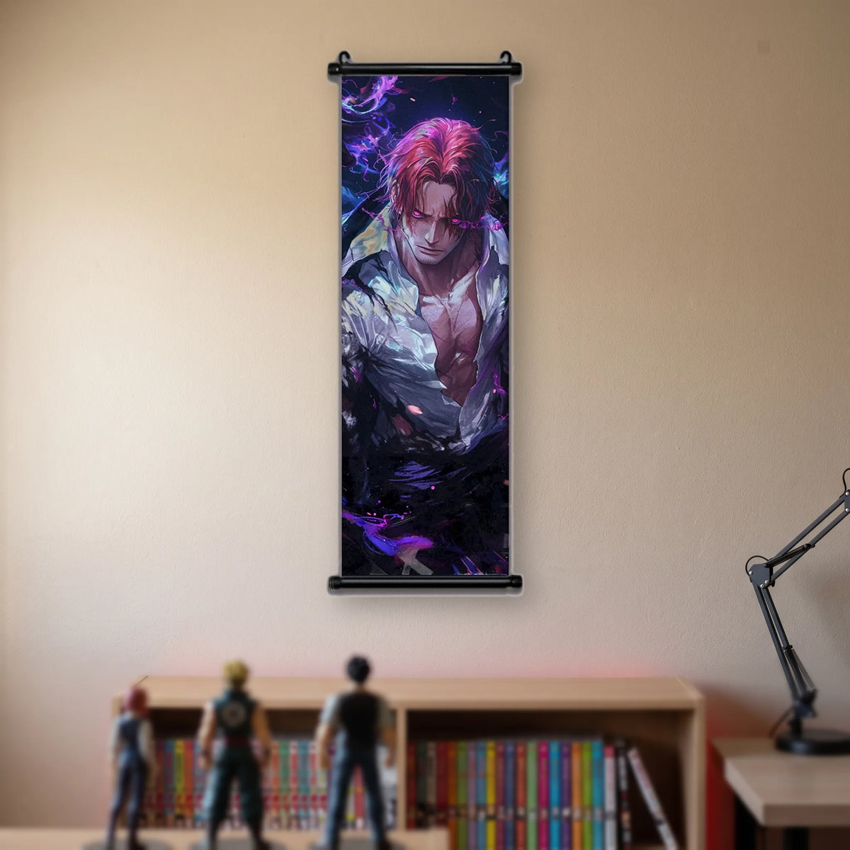 homme aux cheveux rouges, regard violet, chemise blanche ouverte et cape noire, kakémono suspendu dans une chambre