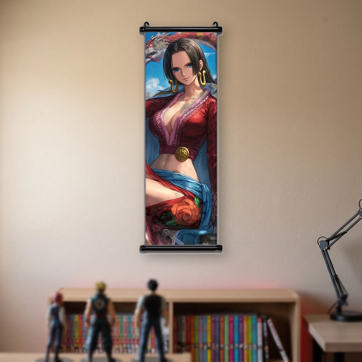 Boa Hancock en robe rouge, boucles dorées, dragon blanc à crinière rouge derrière, kakémono suspendu dans une chambre