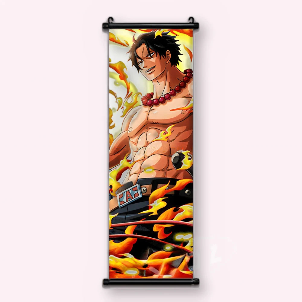 Ace tête nue, torse nu, collier de perles rouges et flammes sur fond jaune, kakémono vu de face