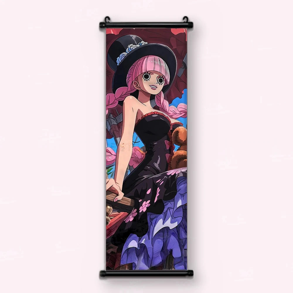 femme aux longues tresses roses, chapeau noir à fleurs, robe noire, ours en peluche, kakémono vu de face