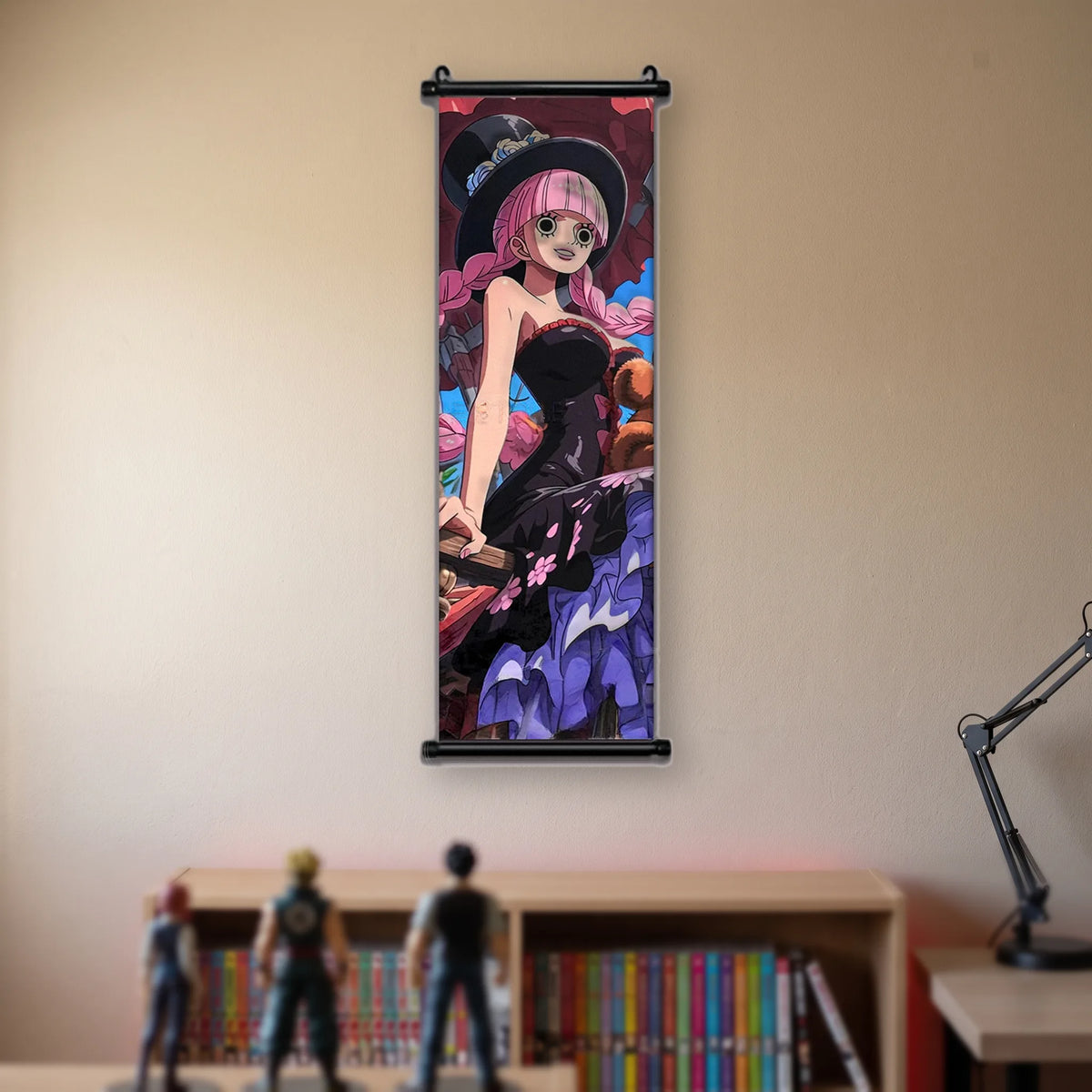 femme aux longues tresses roses, chapeau noir à fleurs, robe noire, ours en peluche, kakémono suspendu dans une chambre