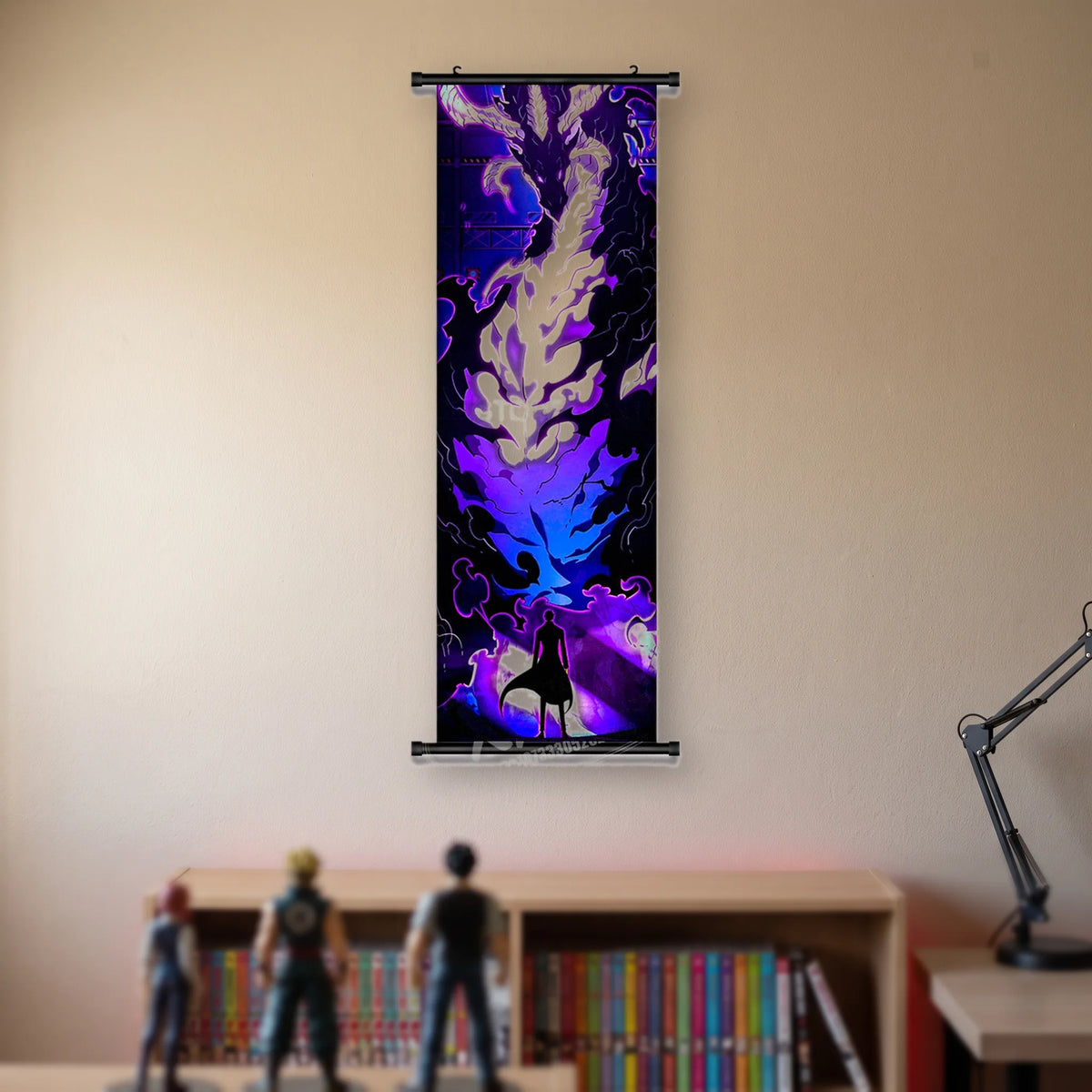 Kakémono Solo Leveling, une créature de flamme blanche et violette dressée au-dessus d'une silhouette à cape, suspendu au mur beige d'une chambre au-dessus d'une étagère de tomes de manga