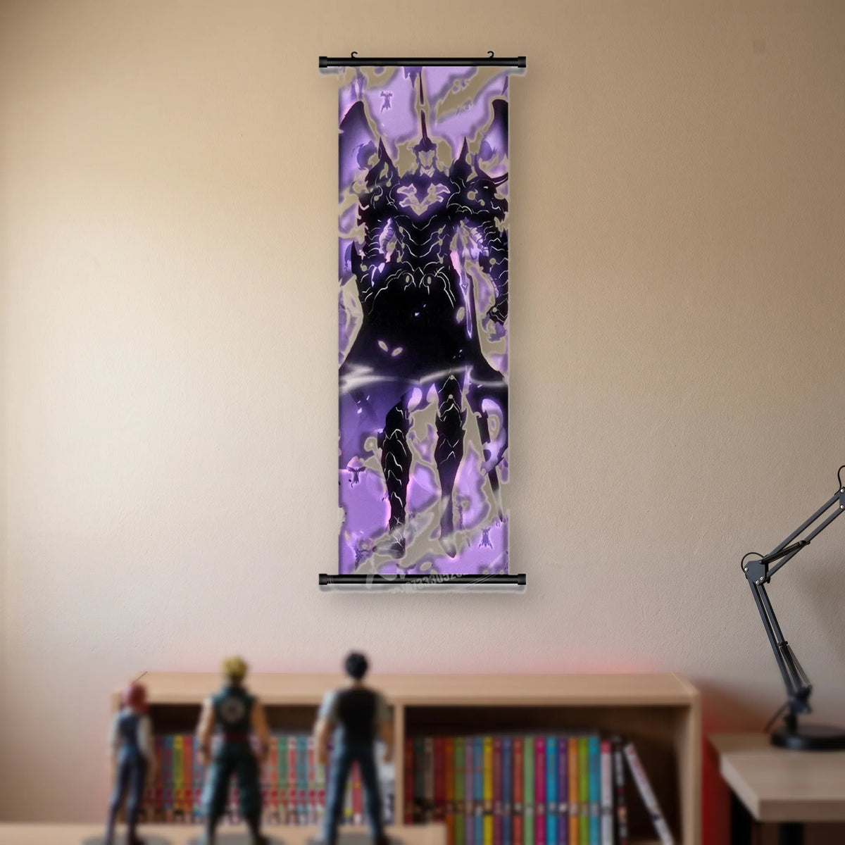 Kakémono Solo Leveling, un chevalier d'ombre qui avance, épée basse, armure veinée de violet, suspendu au mur beige d'une chambre au-dessus d'une étagère de tomes de manga