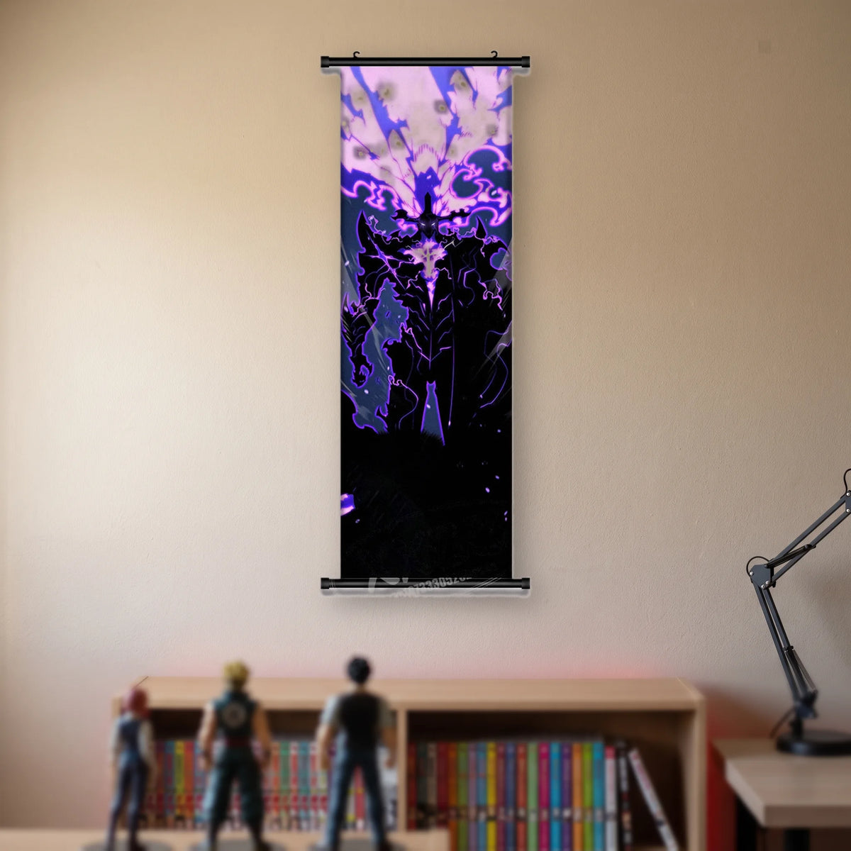 Kakémono Solo Leveling, une silhouette noire sur fond rose pâle, couronnée de flammes violettes ramifiées, suspendu au mur beige d'une chambre au-dessus d'une étagère de tomes de manga