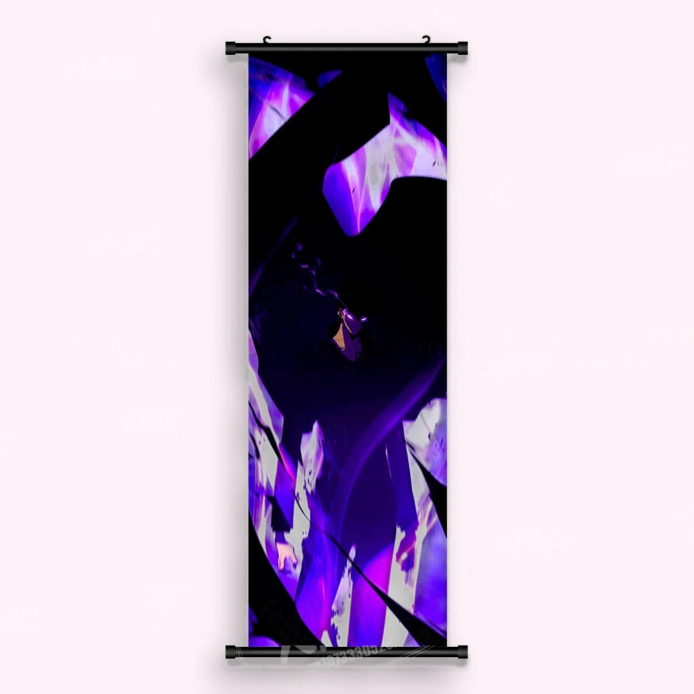 Kakémono Solo Leveling, des éclats de lumière violette en diagonale sur des pans d'ombre noire, vu de face : toile tendue entre ses deux baguettes de bois, cordon de suspension fourni