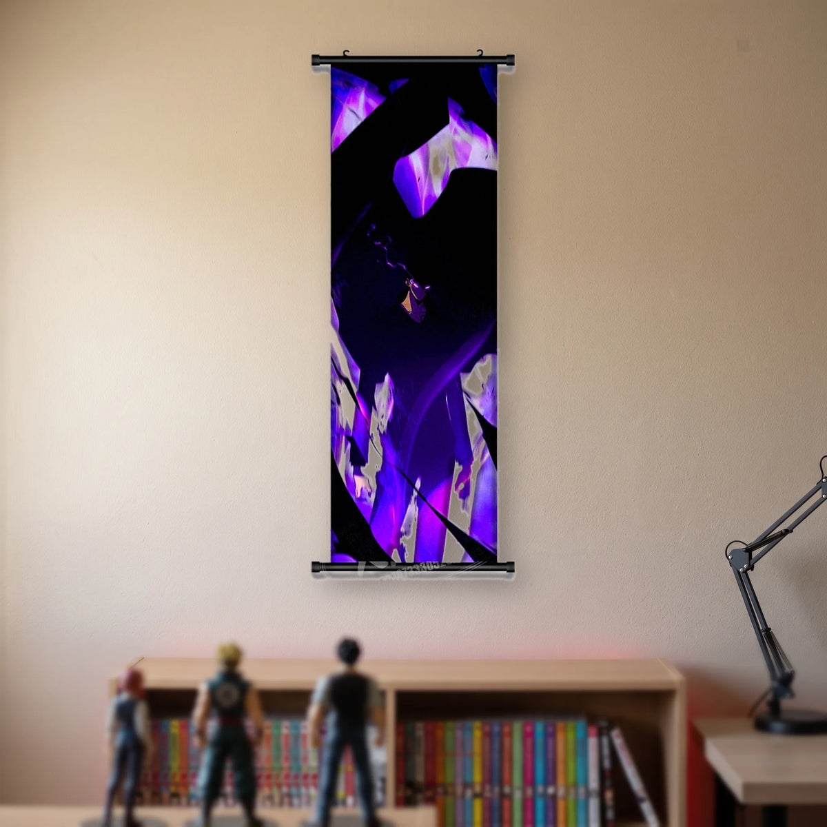 Kakémono Solo Leveling, des éclats de lumière violette en diagonale sur des pans d'ombre noire, suspendu au mur beige d'une chambre au-dessus d'une étagère de tomes de manga