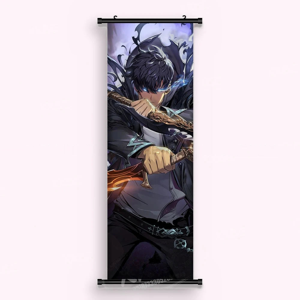 Kakémono Solo Leveling, Sung Jinwoo dégaine une épée à deux mains, garde dorée et yeux bleus, vu de face : toile tendue entre ses deux baguettes de bois, cordon de suspension fourni