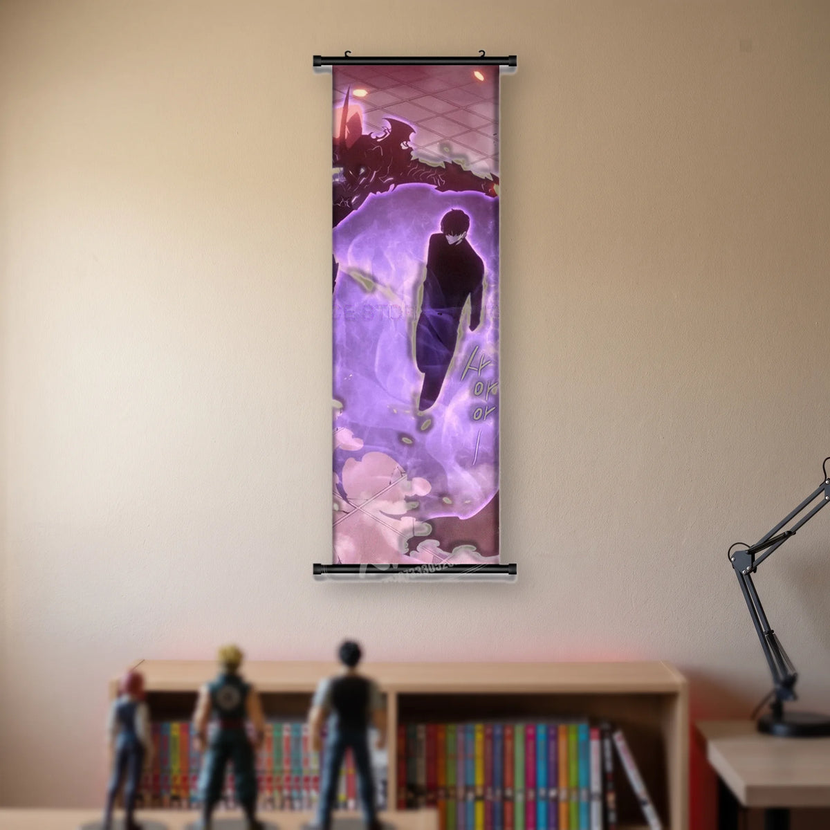 Kakémono Solo Leveling, Sung Jinwoo de dos dans une aura violette, un fauve d'ombre cornu au-dessus, suspendu au mur beige d'une chambre au-dessus d'une étagère de tomes de manga