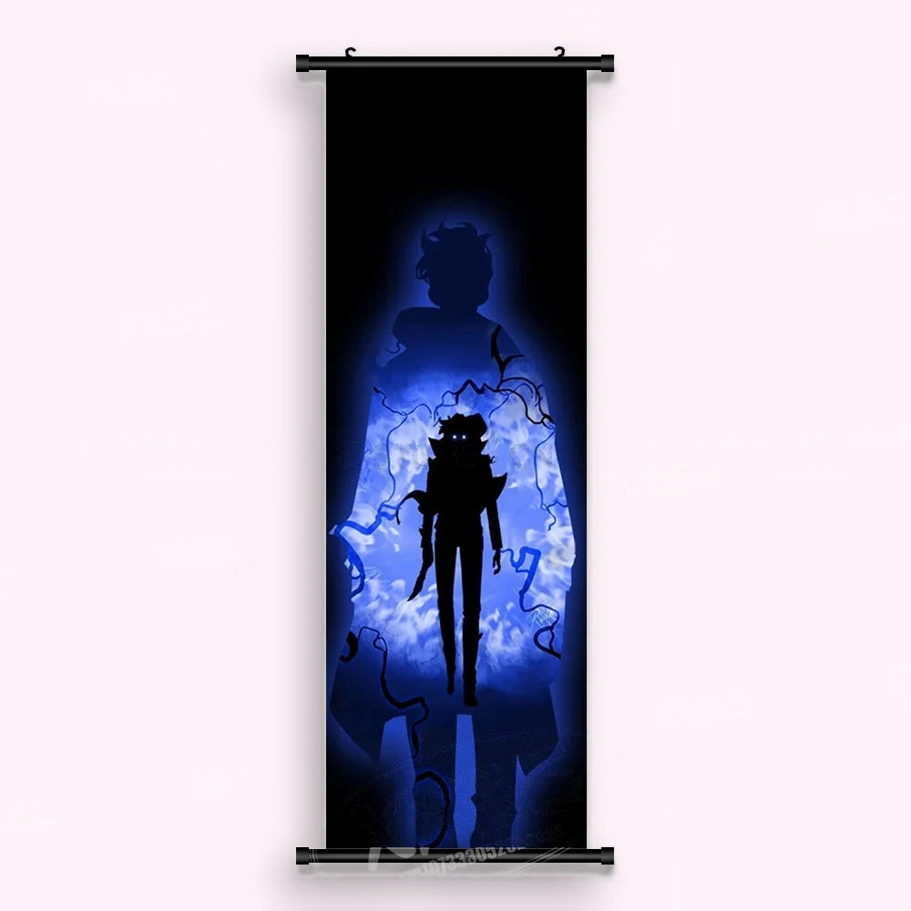 Kakémono Solo Leveling, une silhouette d'ombre qui se dresse dans une nuée bleue incandescente, vu de face : toile tendue entre ses deux baguettes de bois, cordon de suspension fourni