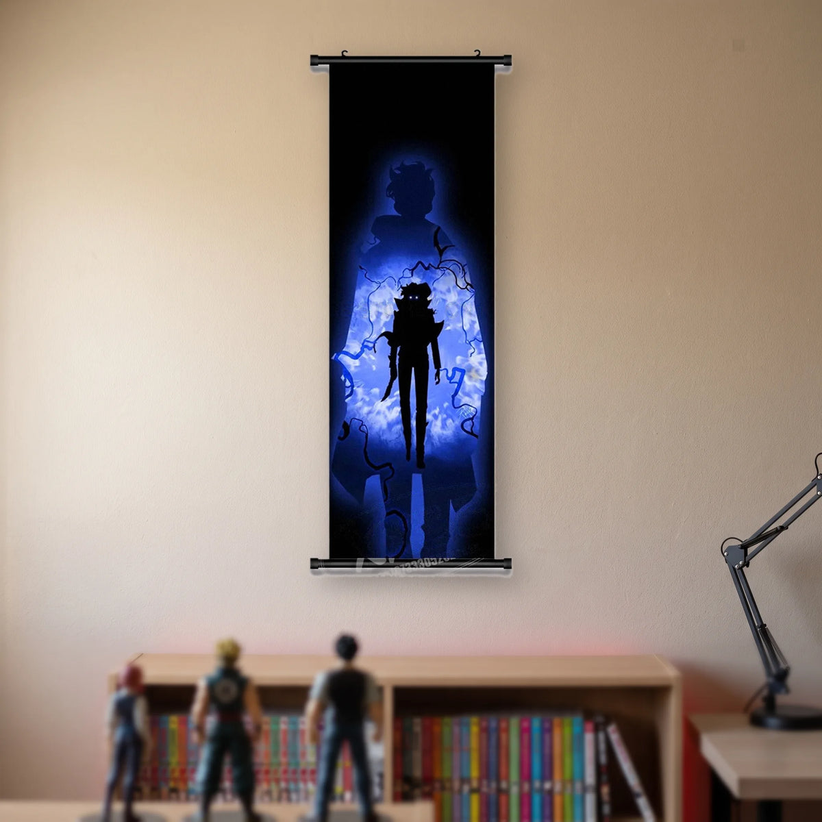 Kakémono Solo Leveling, une silhouette d'ombre qui se dresse dans une nuée bleue incandescente, suspendu au mur beige d'une chambre au-dessus d'une étagère de tomes de manga