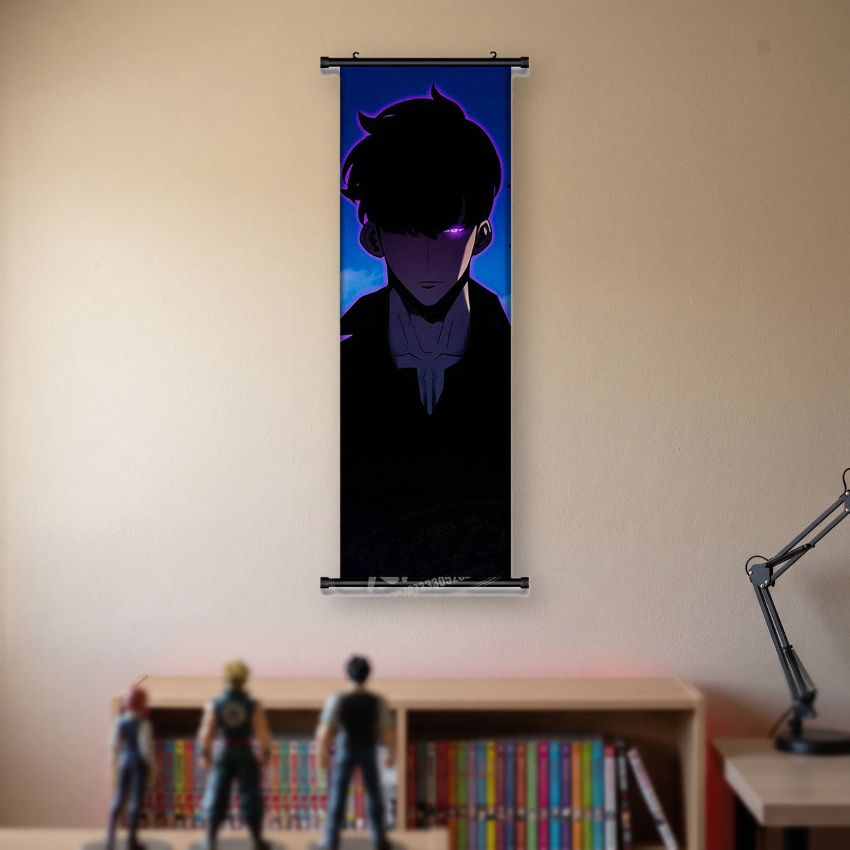 Kakémono Solo Leveling, portrait de Sung Jinwoo de face, col relevé, sur un dégradé bleu nuit, suspendu au mur beige d'une chambre au-dessus d'une étagère de tomes de manga