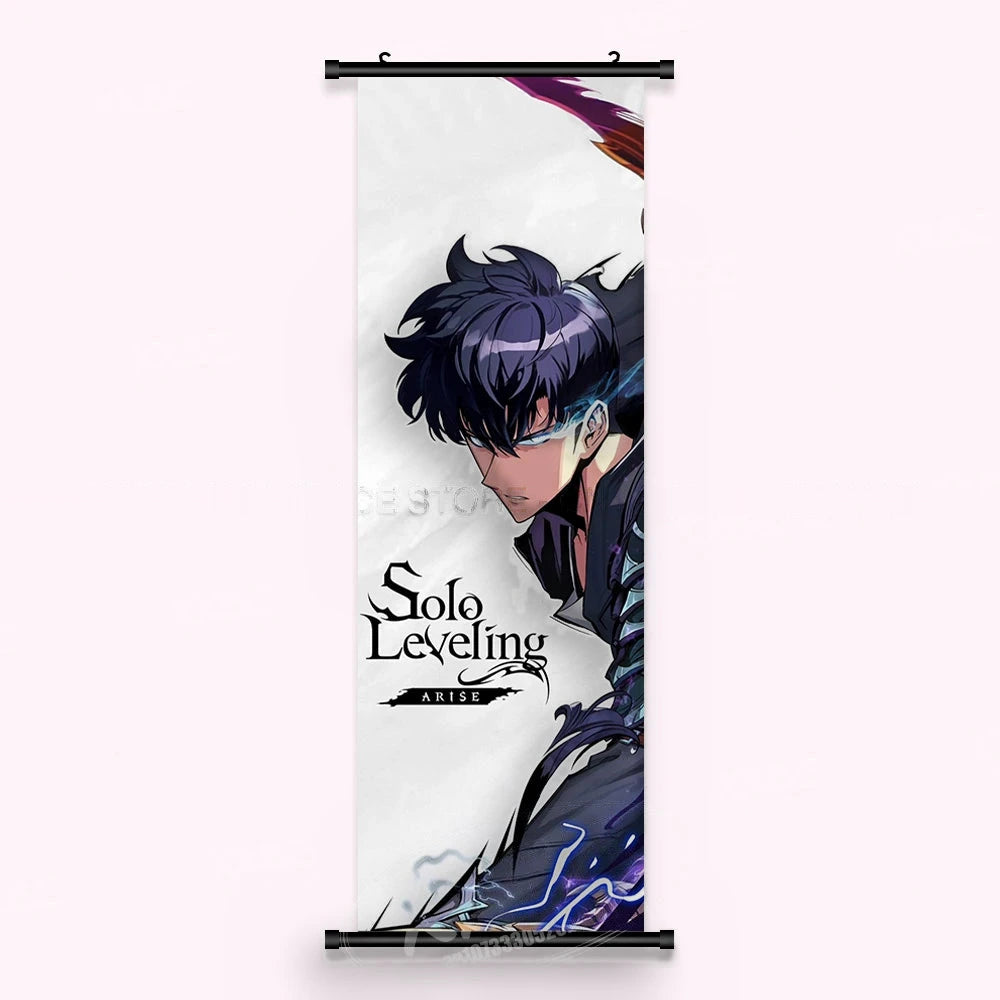 Kakémono Solo Leveling, Sung Jinwoo de trois quarts, yeux bleus, sur un fond blanc presque pur, vu de face : toile tendue entre ses deux baguettes de bois, cordon de suspension fourni