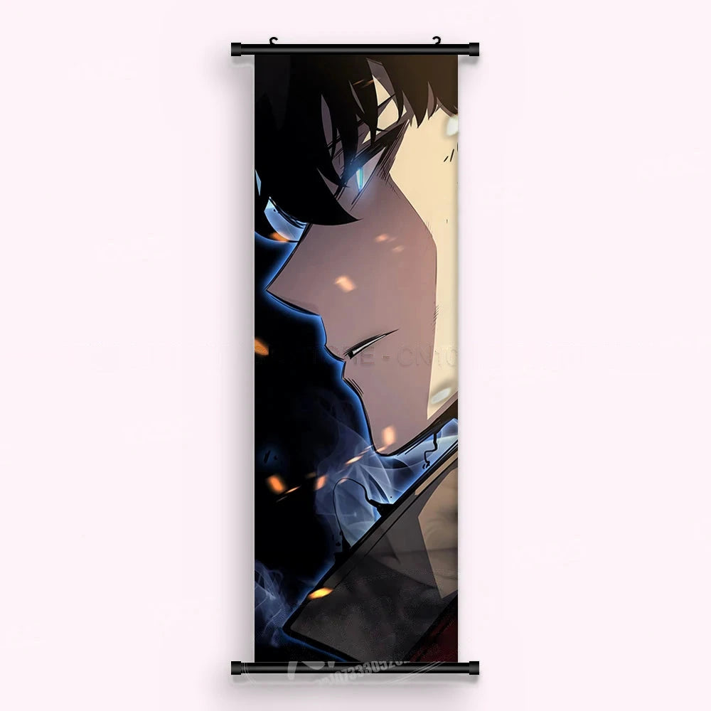 Kakémono Solo Leveling, Sung Jinwoo de profil, œil bleu électrique et lame sombre, sur fond crème, vu de face : toile tendue entre ses deux baguettes de bois, cordon de suspension fourni