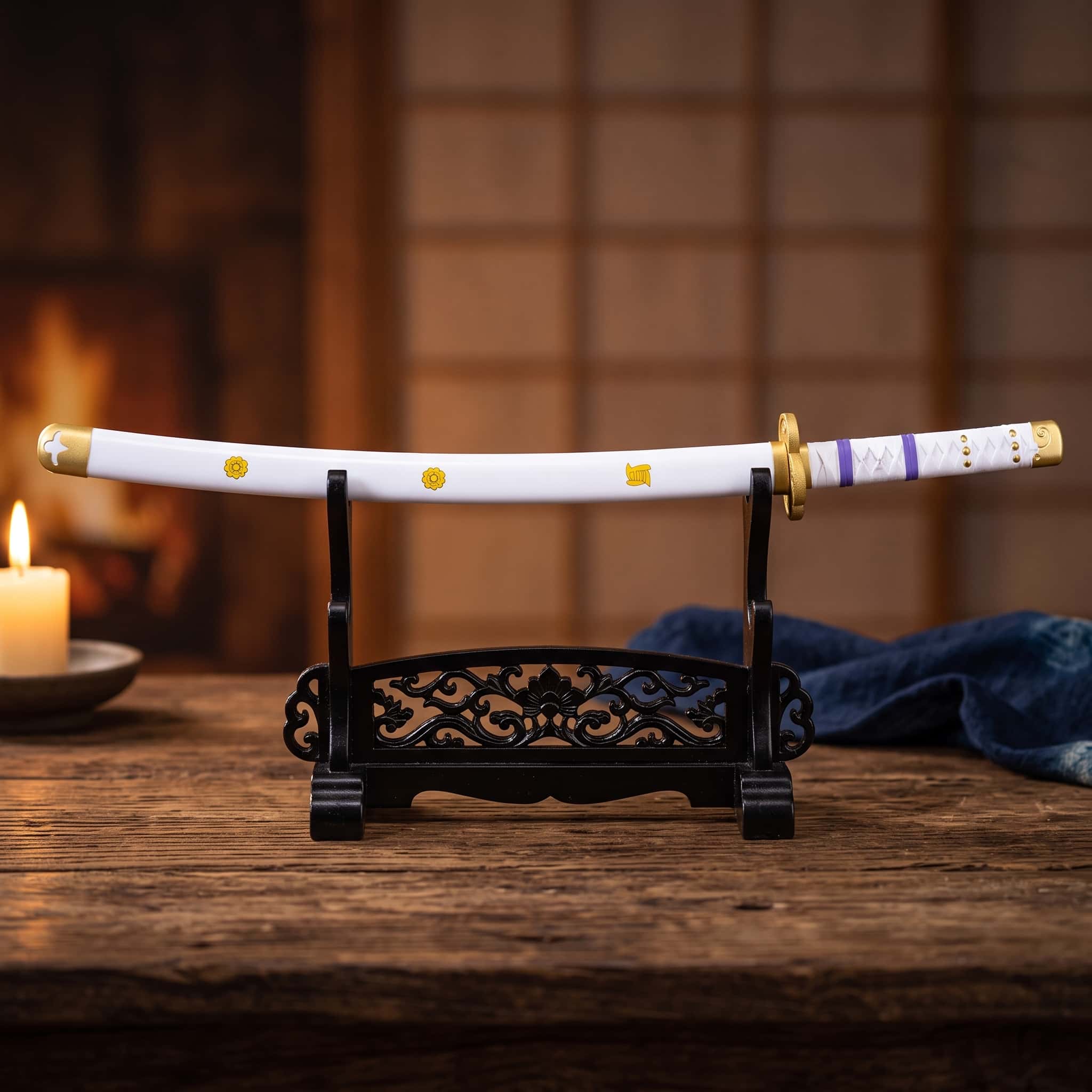 Katana Zoro One Piece posé à l'horizontale sur un présentoir (support non inclus)