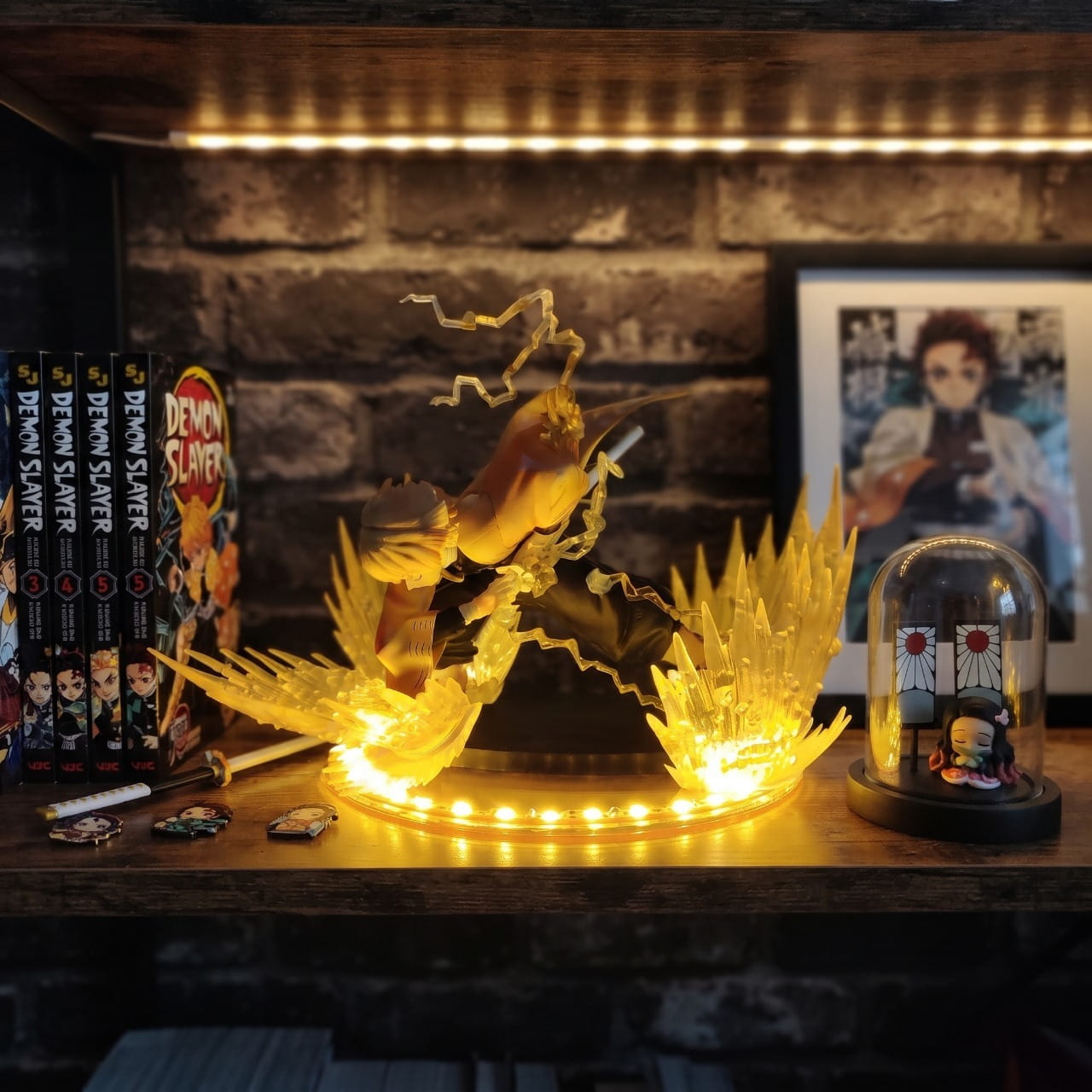 Lampe LED Zenitsu souffle de la foudre Demon Slayer - exposee sur une etagere (decor non inclus)