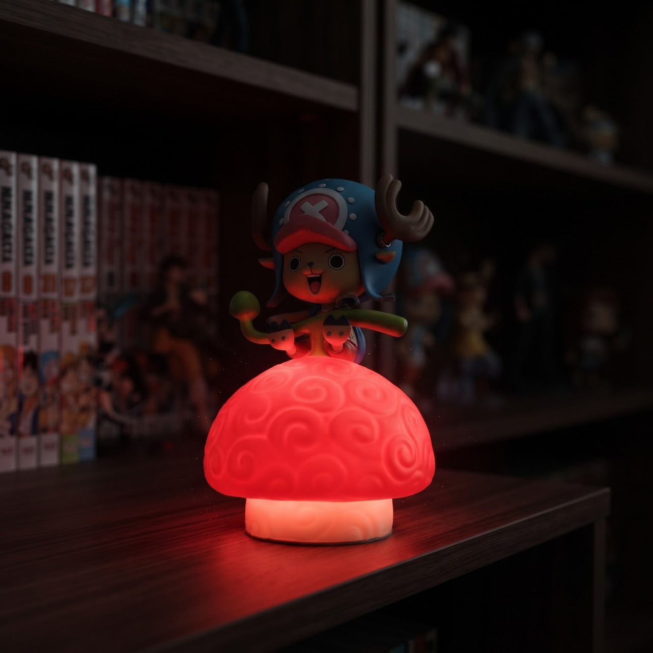 Lampe LED One Piece Chopper allumée sur une étagère (décor non inclus)
