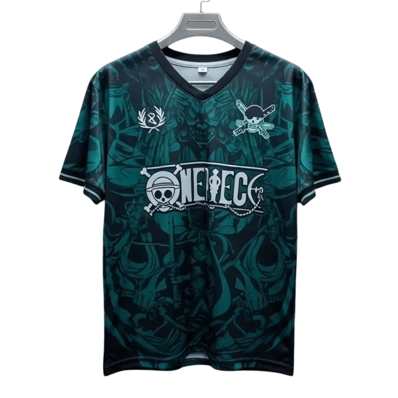 Maillot de foot One Piece vert et noir à col V sur cintre, vu de face : motif en miroir, logo One Piece et pavillon de Zoro