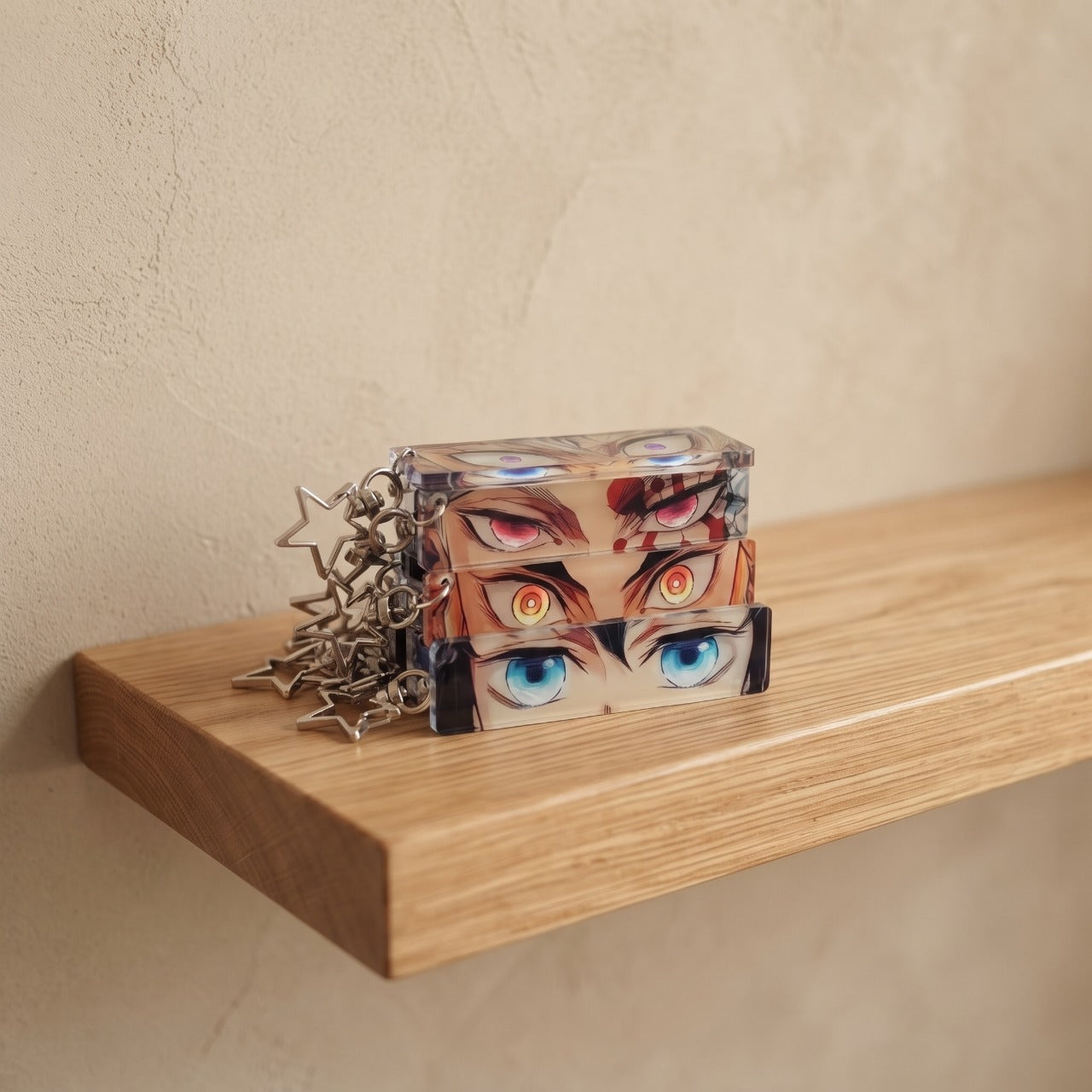 Porte-clés Demon Slayer en acrylique transparent empilés sur une étagère en bois, anneaux en forme d'étoile