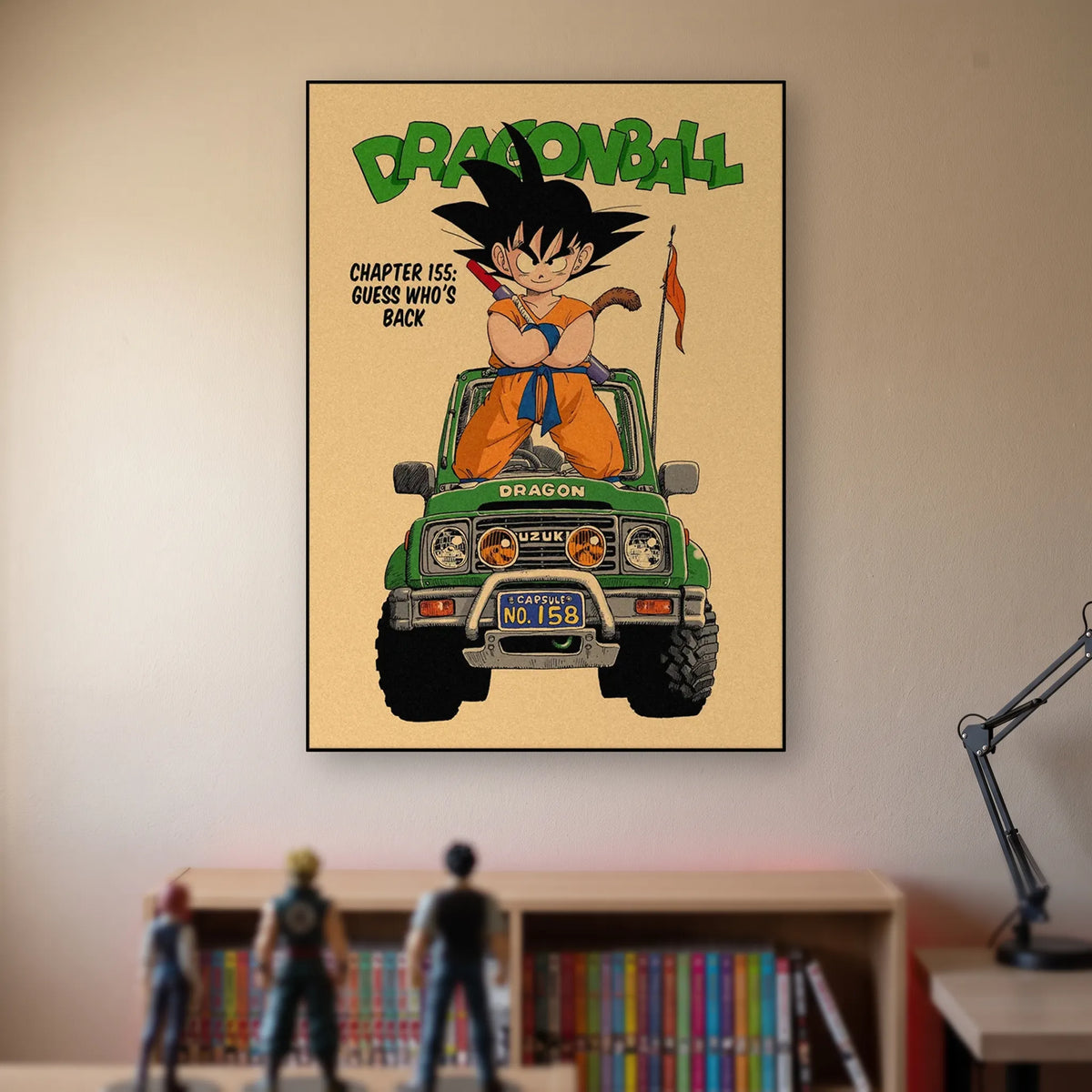 Poster Dragon Ball Son Goku — chapitre 155, accroché sans cadre sur le mur beige d'une chambre, au-dessus d'une étagère de tomes de manga et de figurines