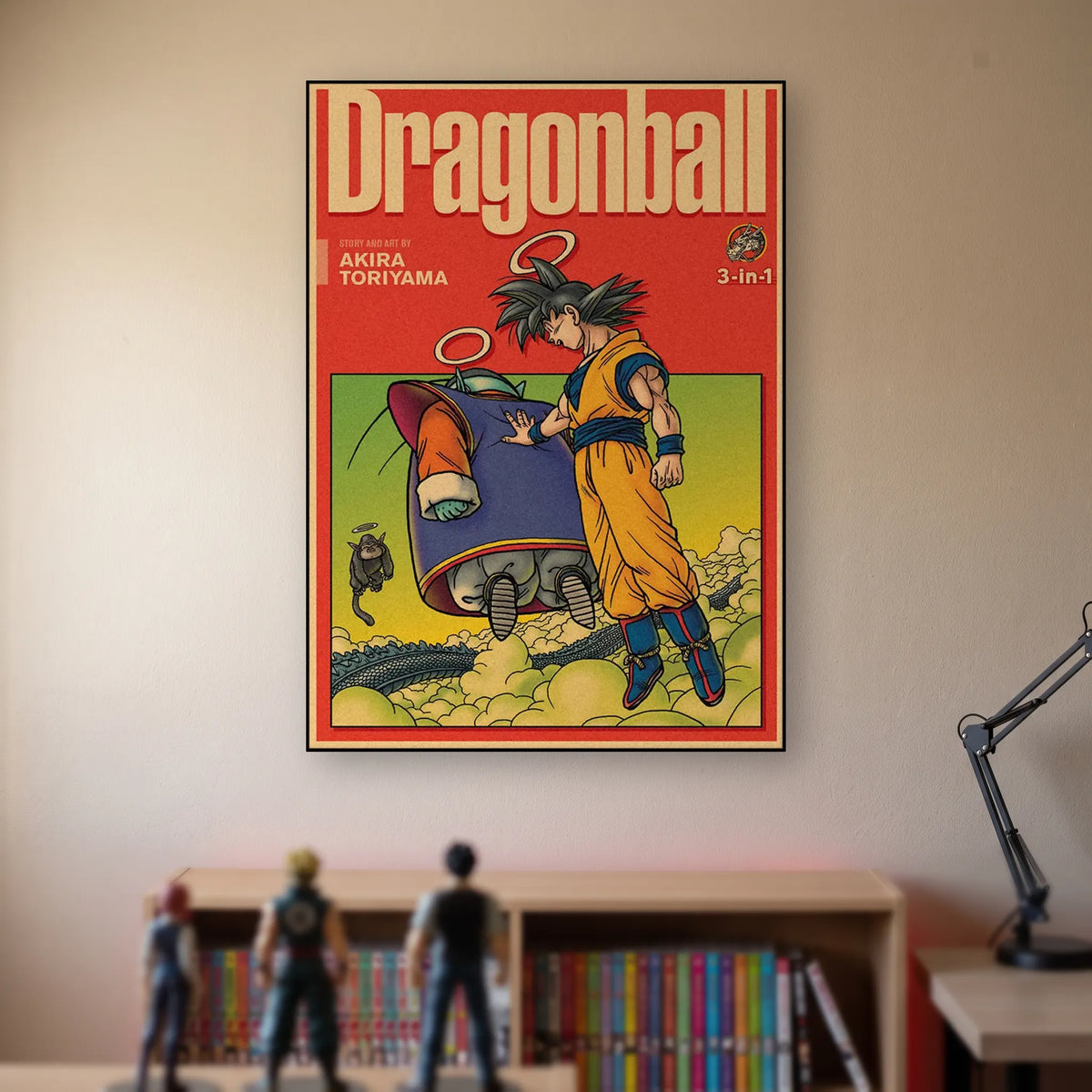 Poster Dragon Ball Son Goku — couverture 3-en-1, accroché sans cadre sur le mur beige d'une chambre, au-dessus d'une étagère de tomes de manga et de figurines