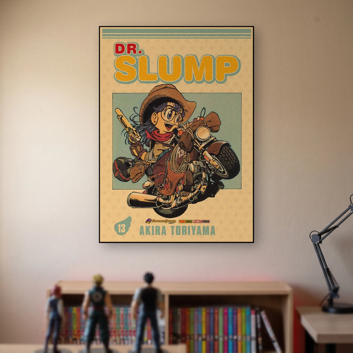Poster Dragon Ball Arale Norimaki — couverture du tome 13, accroché sans cadre sur le mur beige d'une chambre, au-dessus d'une étagère de tomes de manga et de figurines
