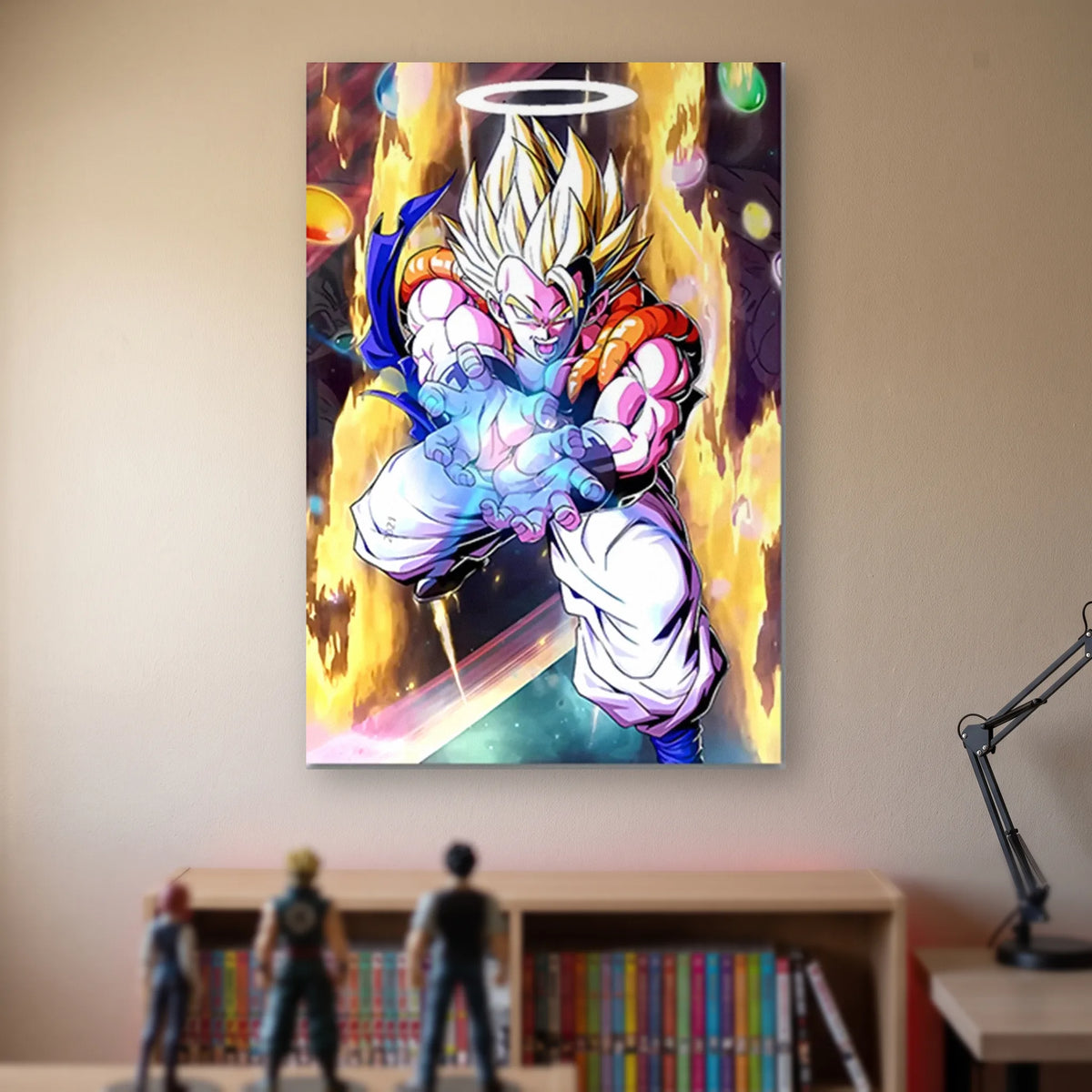 Poster Dragon Ball Gogeta — Gogeta auréolé, accroché sans cadre sur le mur beige d'une chambre, au-dessus d'une étagère de tomes de manga et de figurines