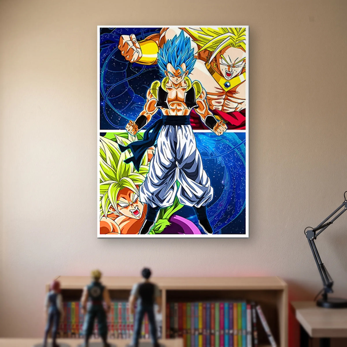 Poster Dragon Ball Gogeta, Broly, Freezer — Gogeta Blue, accroché sans cadre sur le mur beige d'une chambre, au-dessus d'une étagère de tomes de manga et de figurines