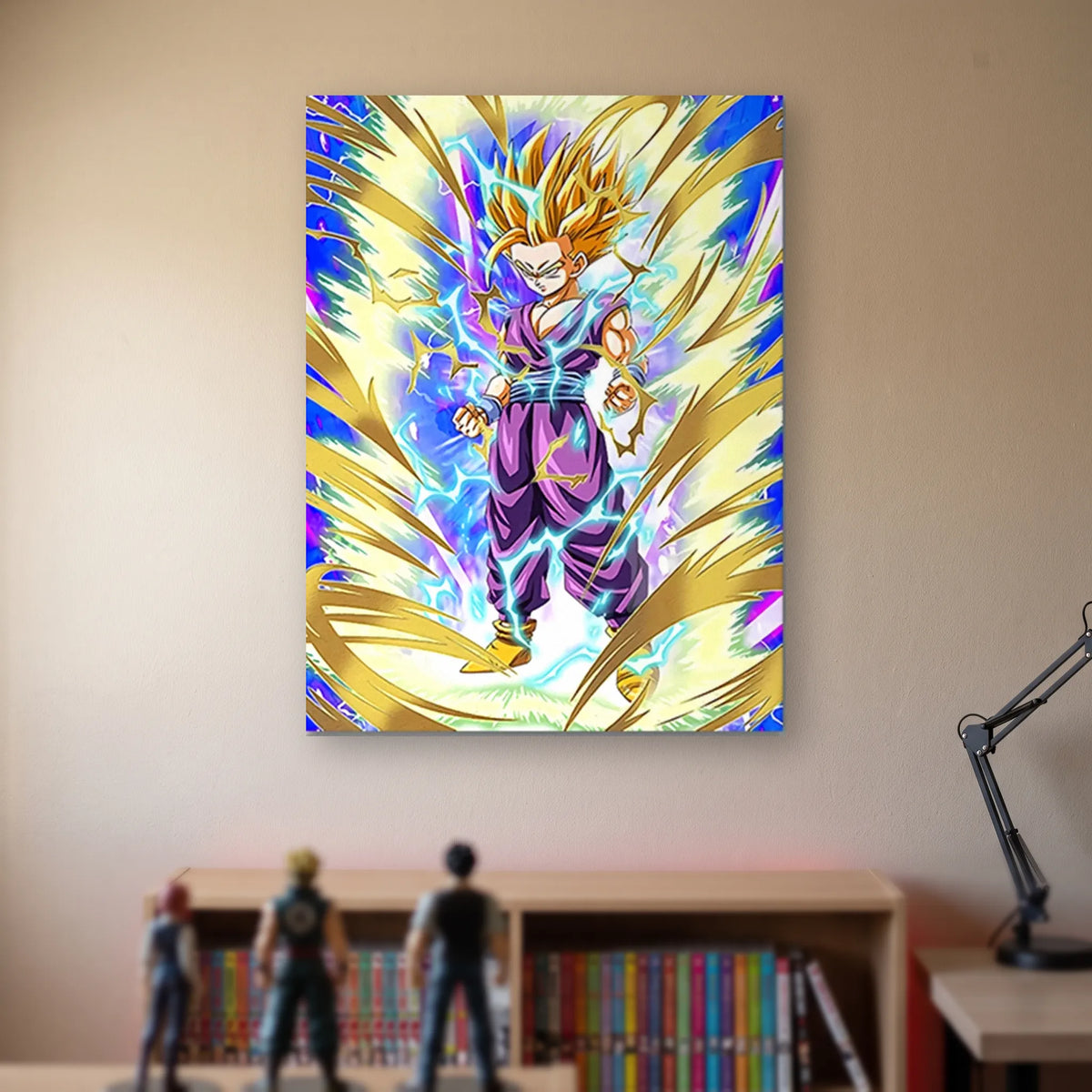 Poster Dragon Ball Son Gohan — aura dorée en éventail, accroché sans cadre sur le mur beige d'une chambre, au-dessus d'une étagère de tomes de manga et de figurines